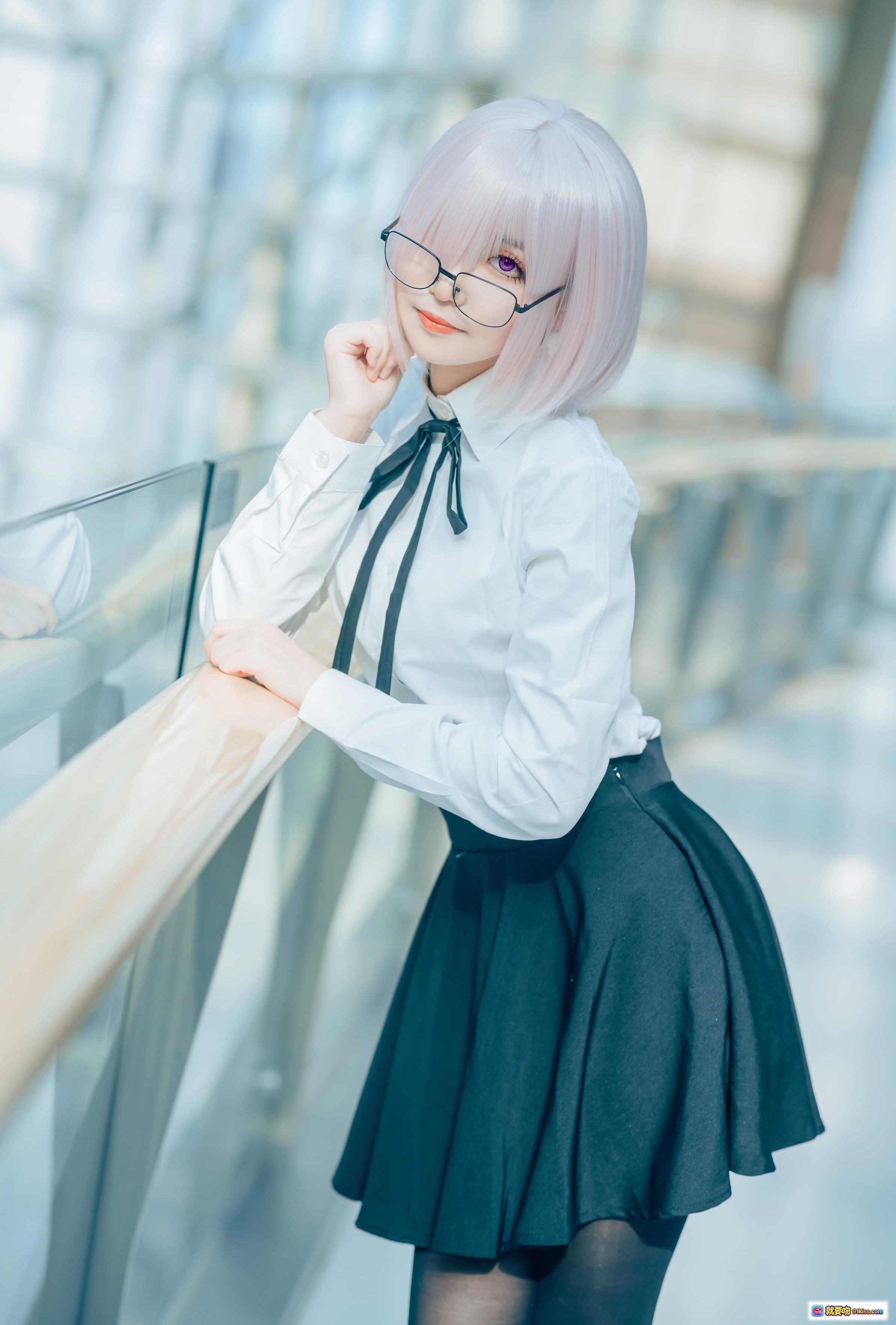 图片[2] - 玛修cosplay写真｜银发眼镜少女校园风穿搭 黑裙丝袜背包街拍美图 - 就要吻