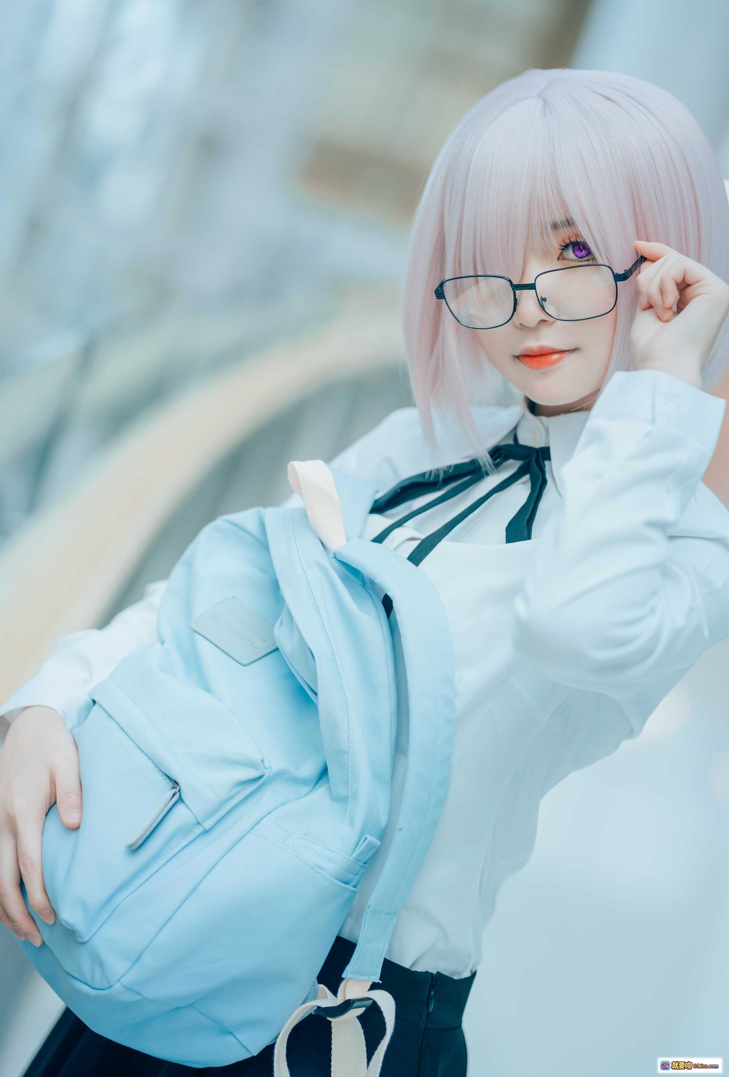 图片[5] - 玛修cosplay写真｜银发眼镜少女校园风穿搭 黑裙丝袜背包街拍美图 - 就要吻