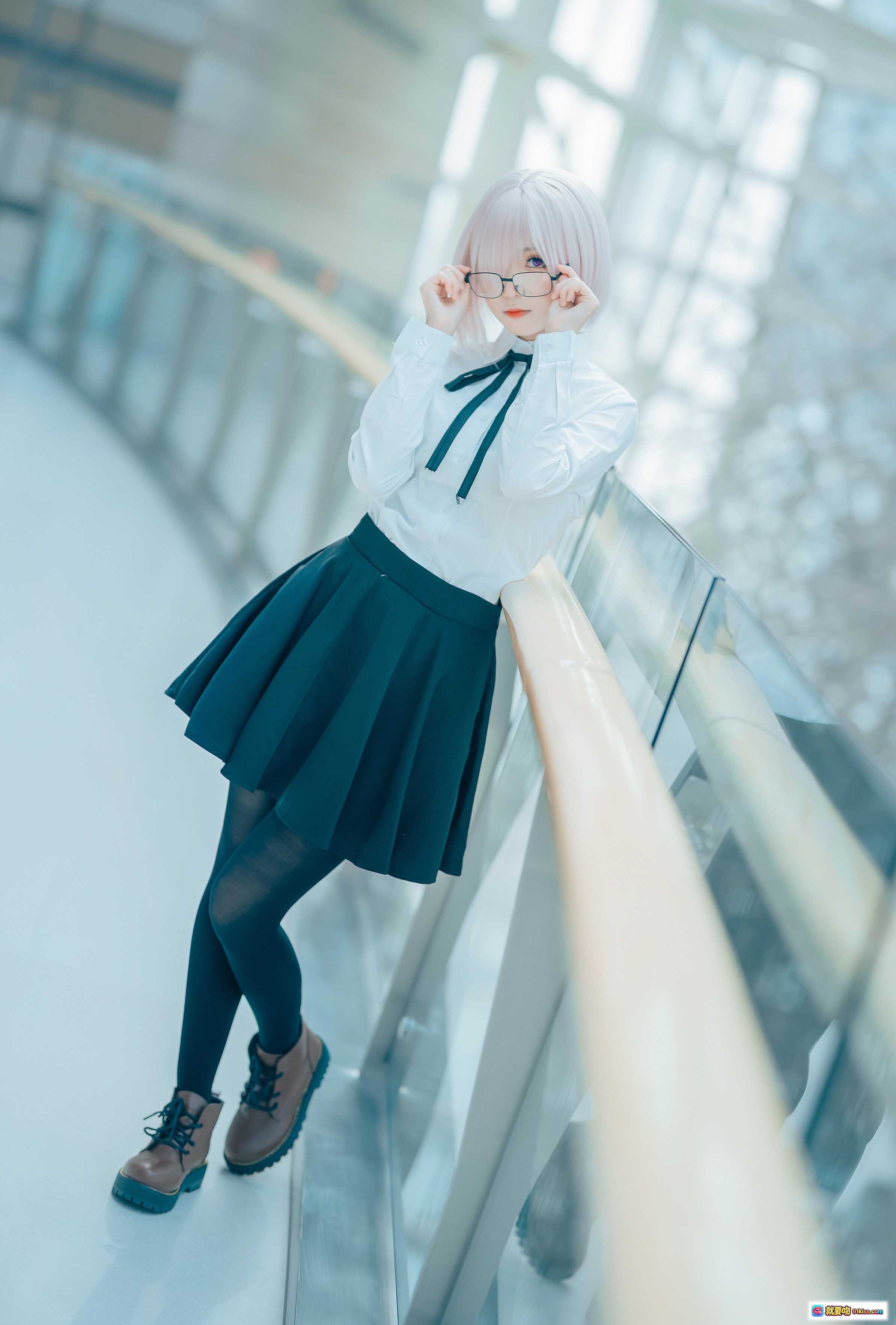 图片[9] - 玛修cosplay写真｜银发眼镜少女校园风穿搭 黑裙丝袜背包街拍美图 - 就要吻