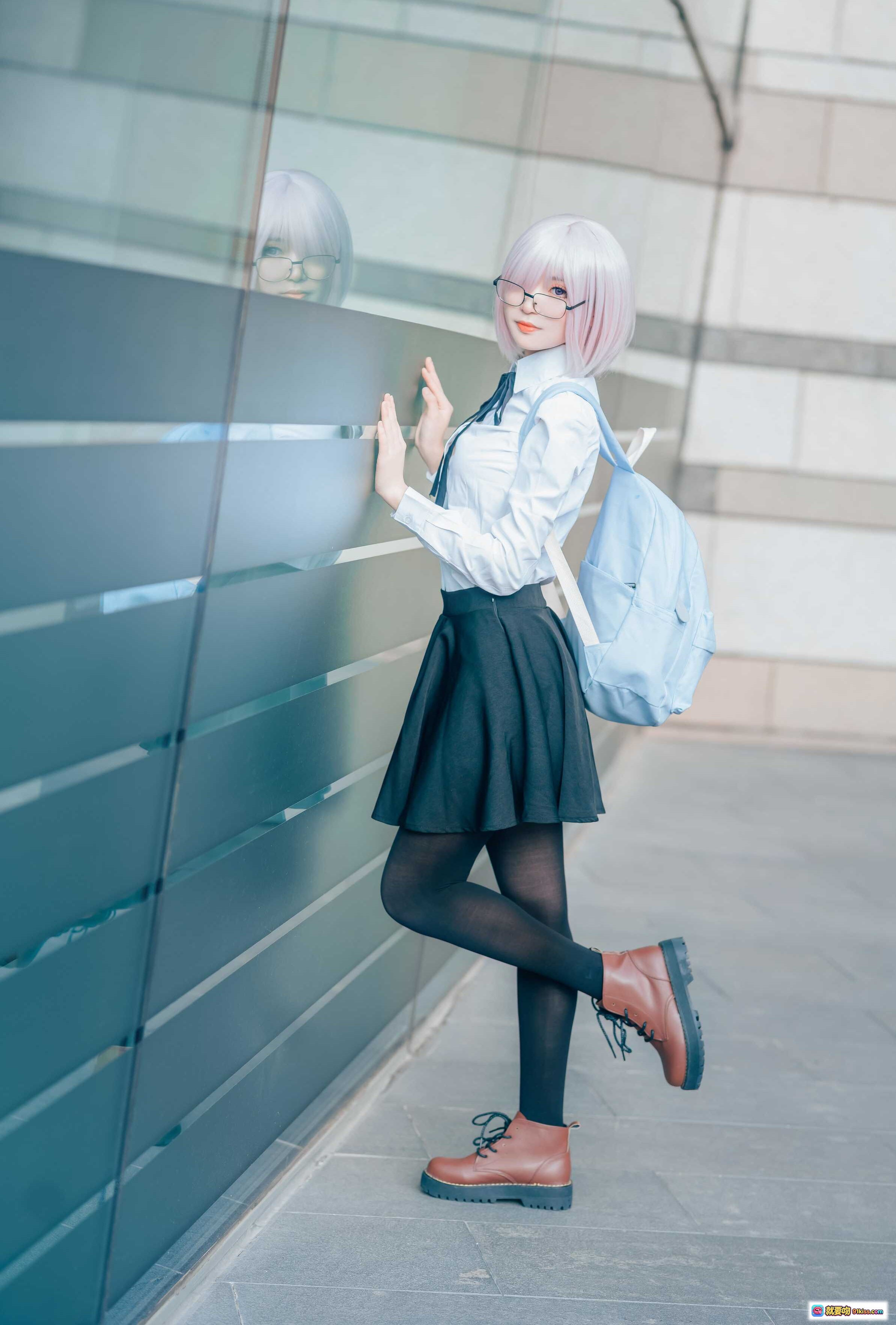 图片[1] - 玛修cosplay写真｜银发眼镜少女校园风穿搭 黑裙丝袜背包街拍美图 - 就要吻