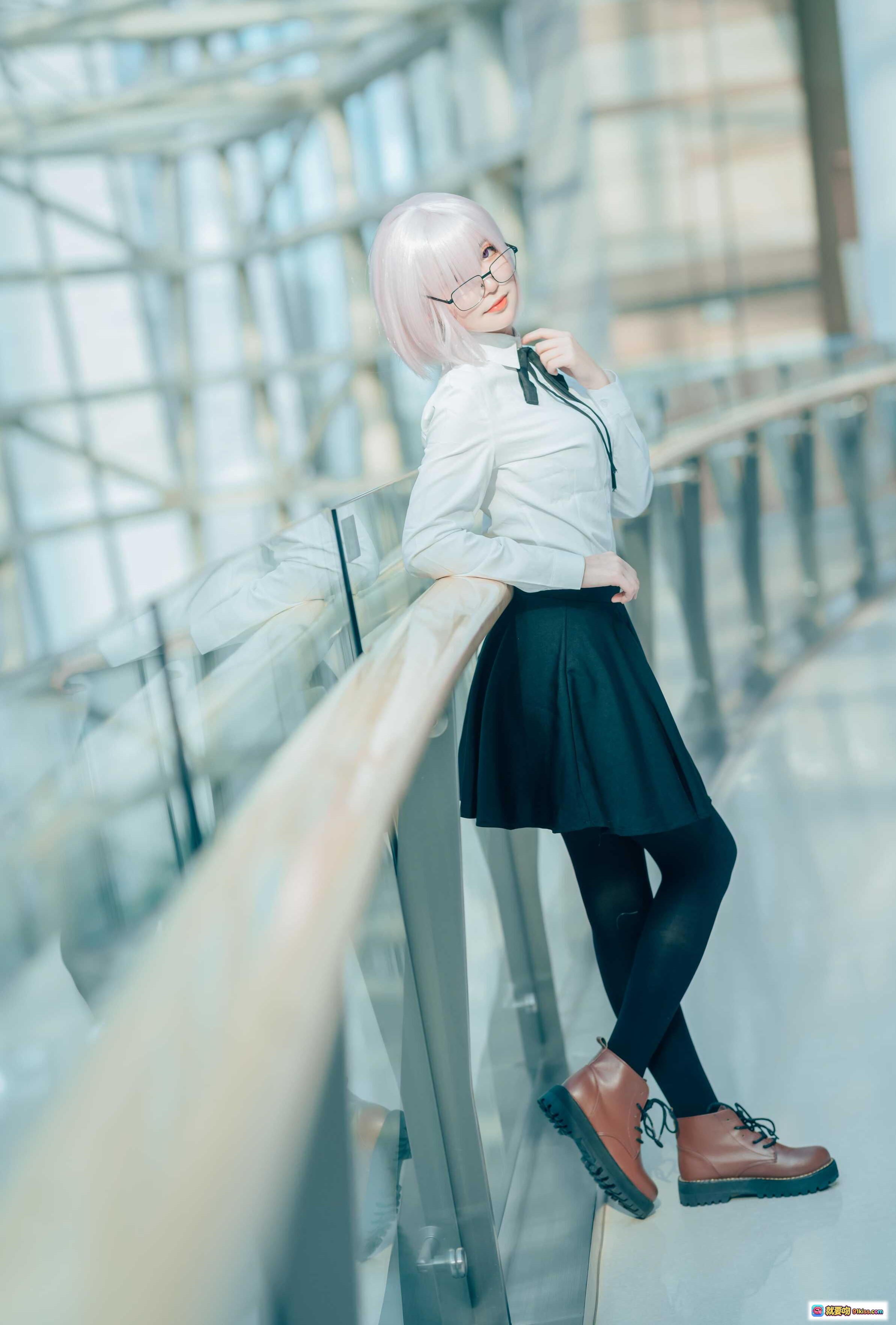 图片[7] - 玛修cosplay写真｜银发眼镜少女校园风穿搭 黑裙丝袜背包街拍美图 - 就要吻