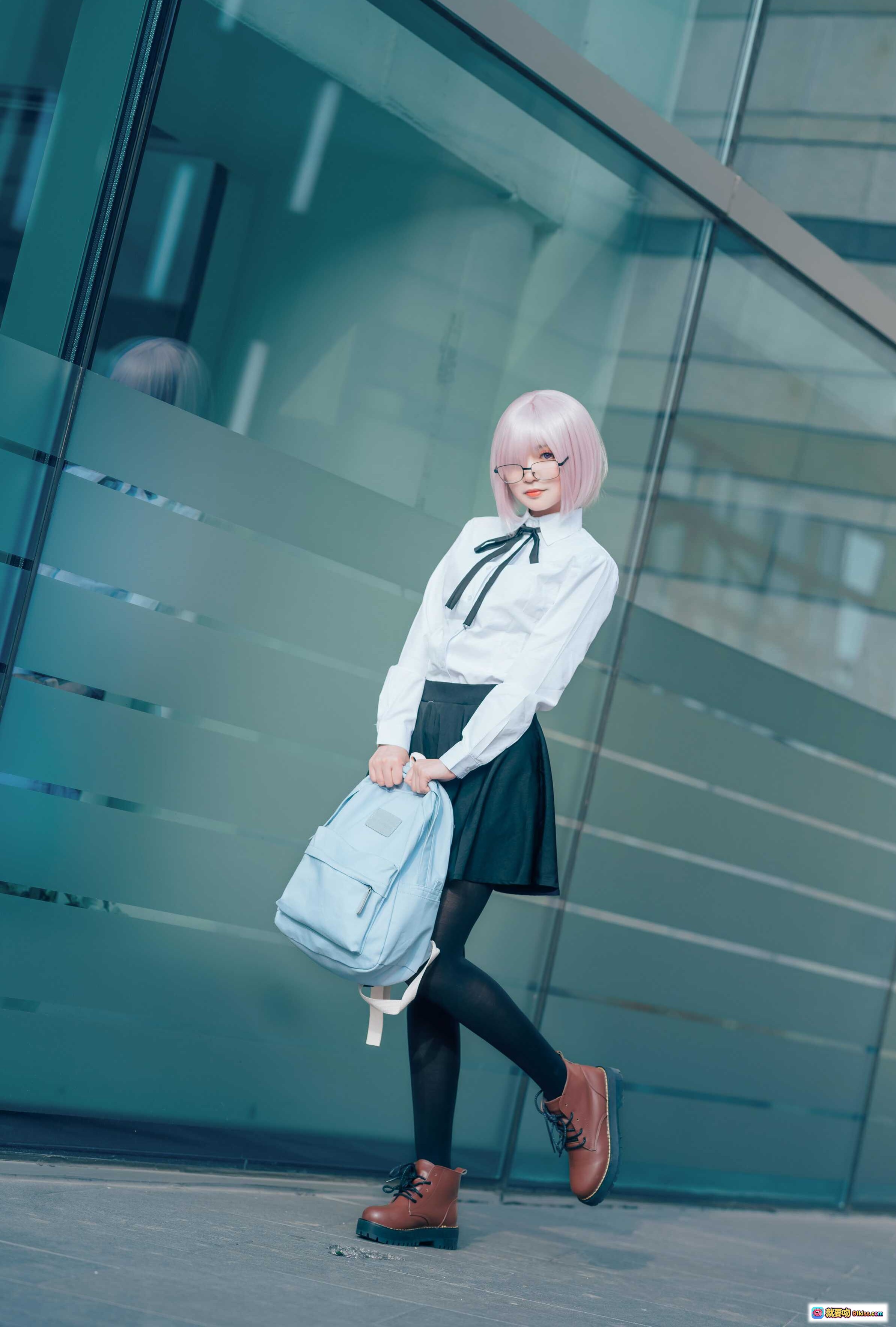 图片[6] - 玛修cosplay写真｜银发眼镜少女校园风穿搭 黑裙丝袜背包街拍美图 - 就要吻