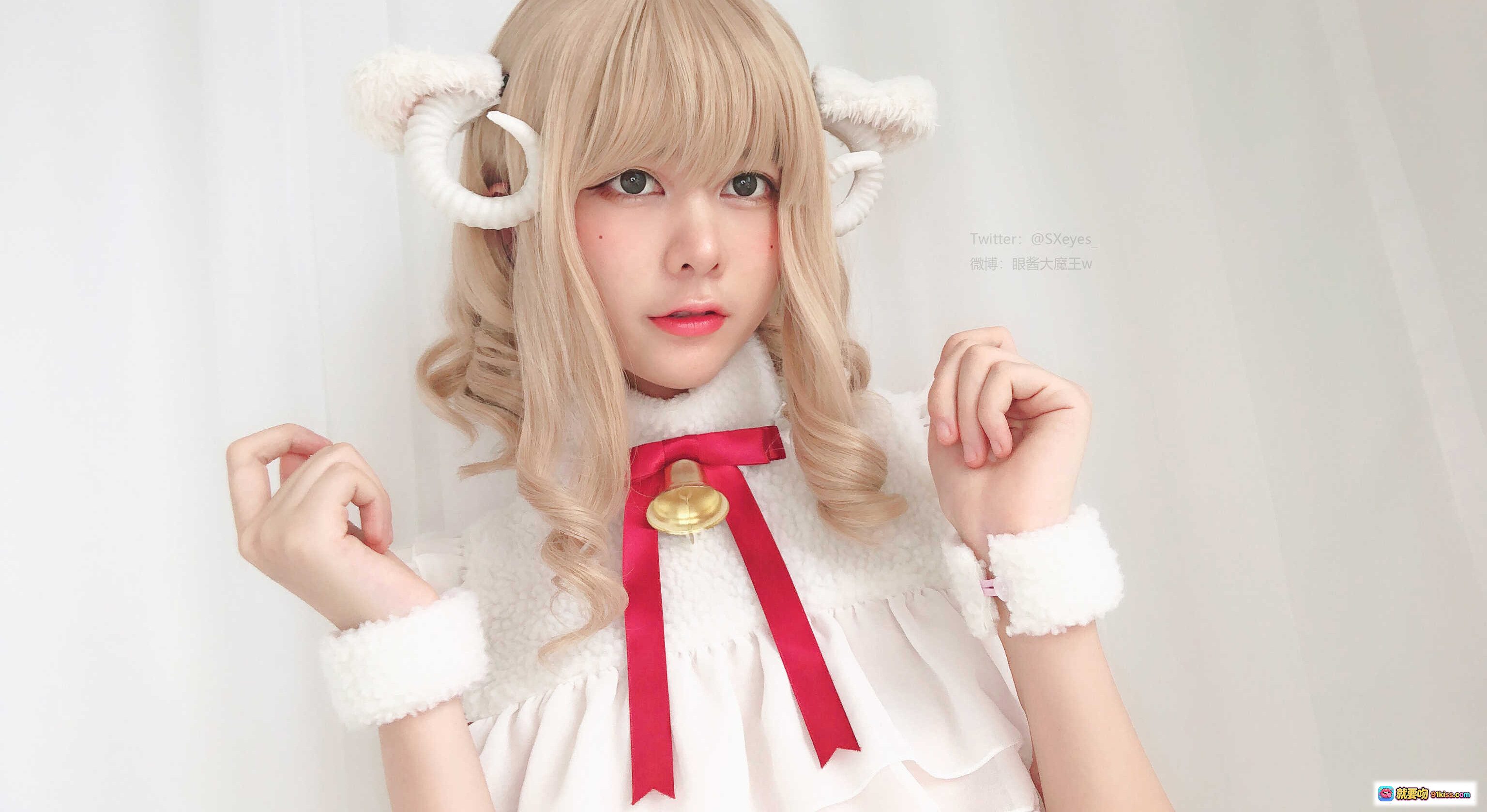 图片[8] - 眼酱大魔王w羊咩咩cosplay金发卷发白毛角红丝带铃铛萌系少女写真NO.027 - 就要吻