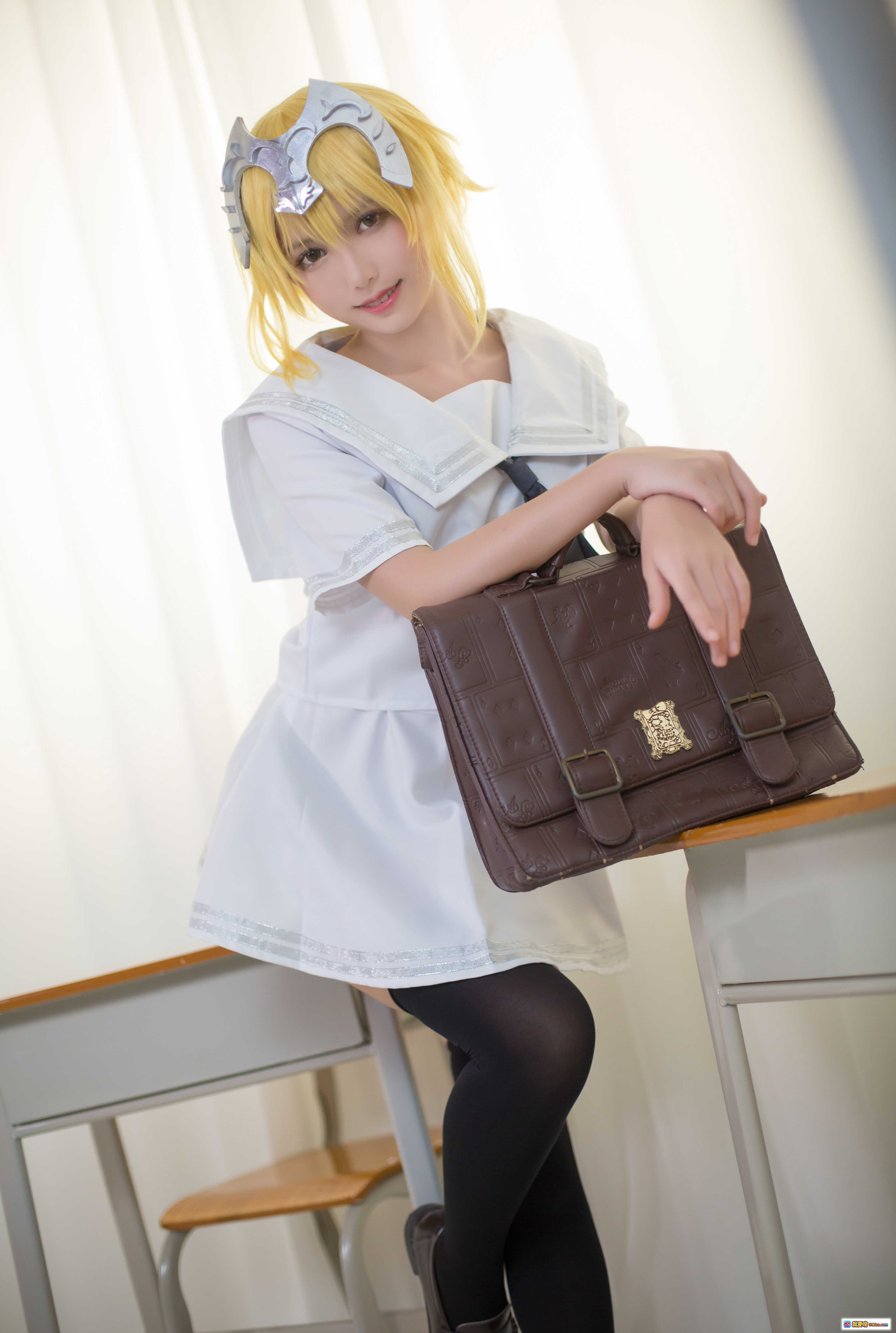 图片[7] - 鳗鱼霏儿NO.077贞德Cosplay写真｜精致铠甲造型+金发少女+持枪姿态+复古窗景拍摄 - 就要吻