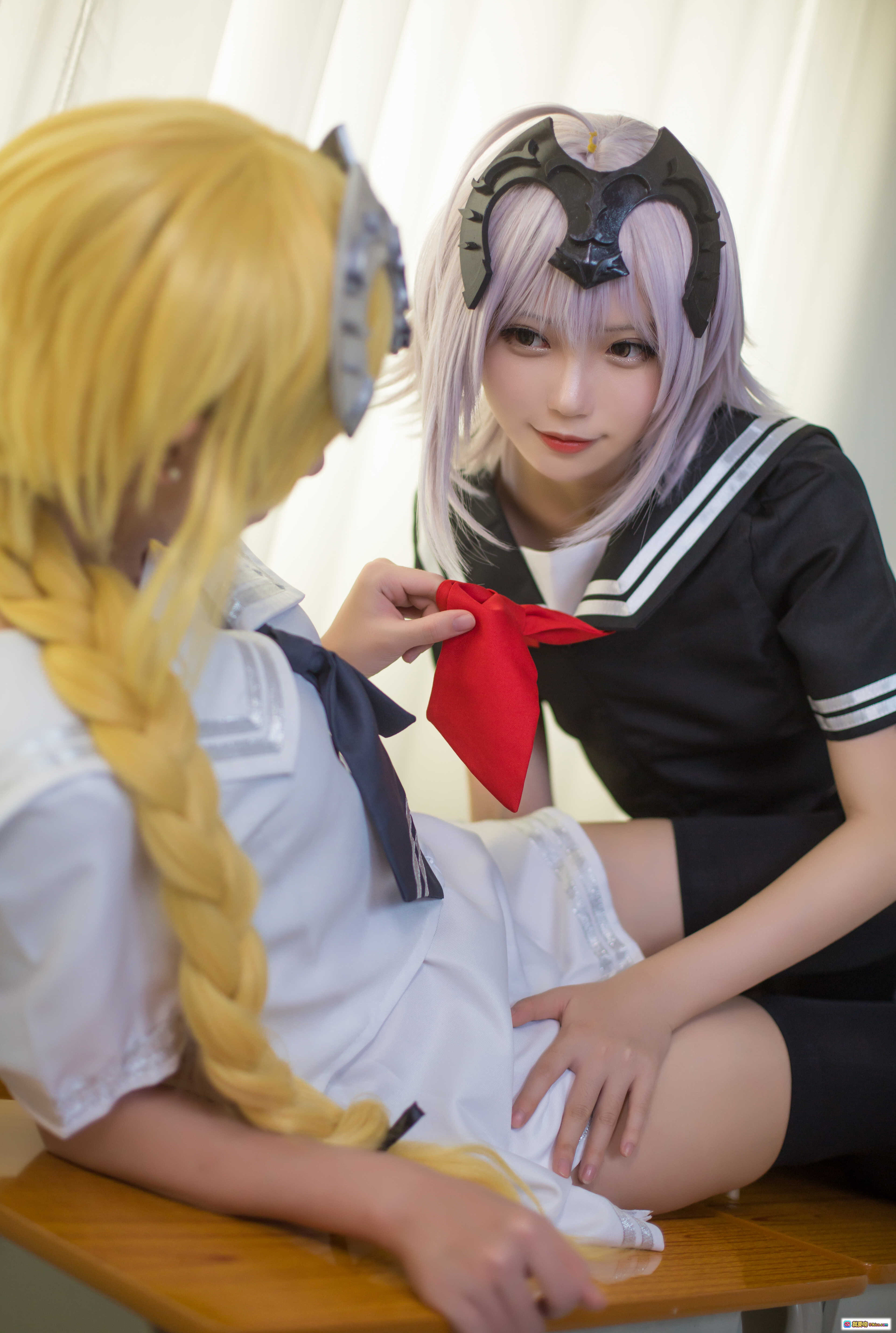 图片[4] - 鳗鱼霏儿NO.077贞德Cosplay写真｜精致铠甲造型+金发少女+持枪姿态+复古窗景拍摄 - 就要吻
