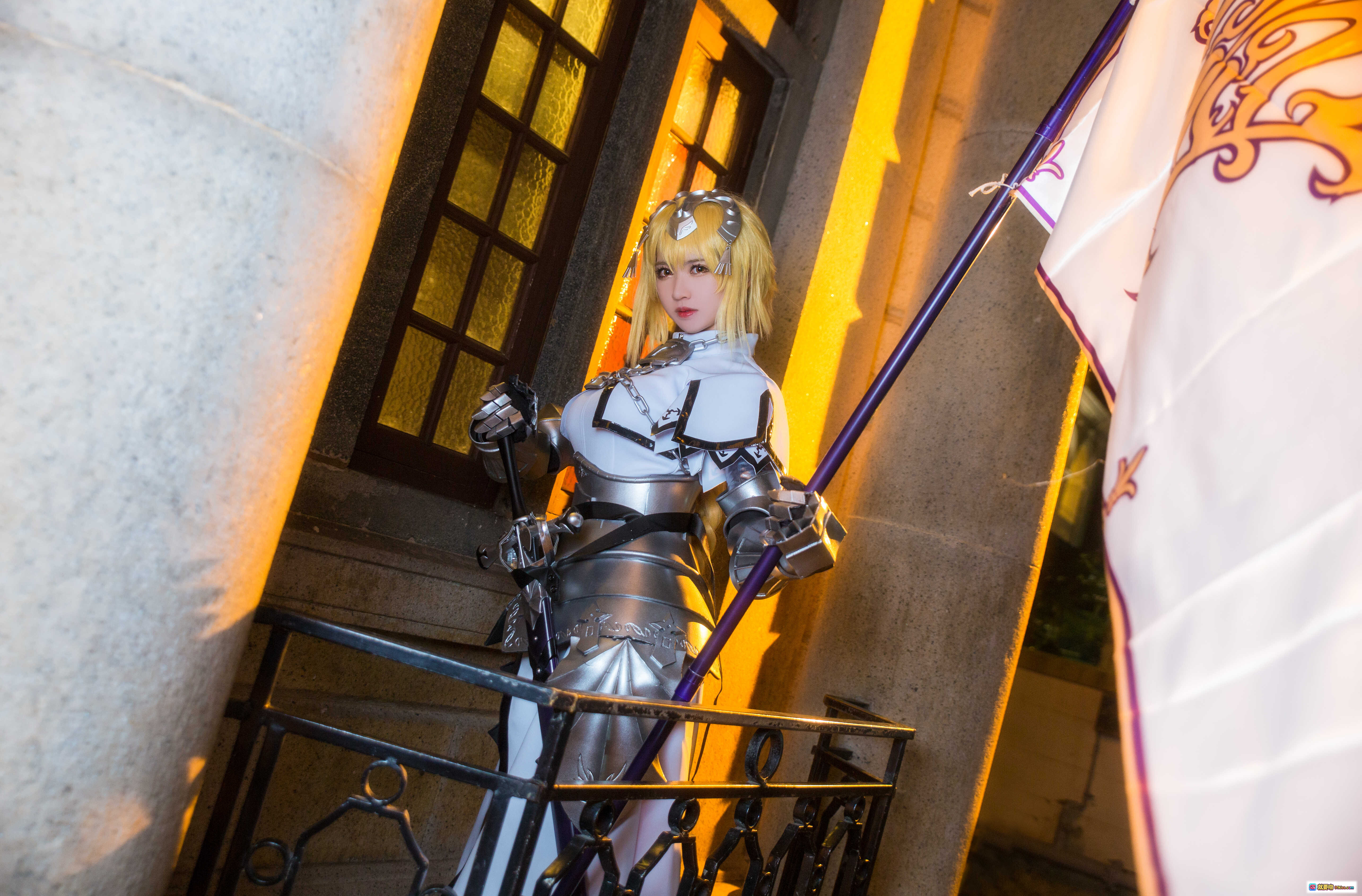 图片[9] - 鳗鱼霏儿NO.077贞德Cosplay写真｜精致铠甲造型+金发少女+持枪姿态+复古窗景拍摄 - 就要吻