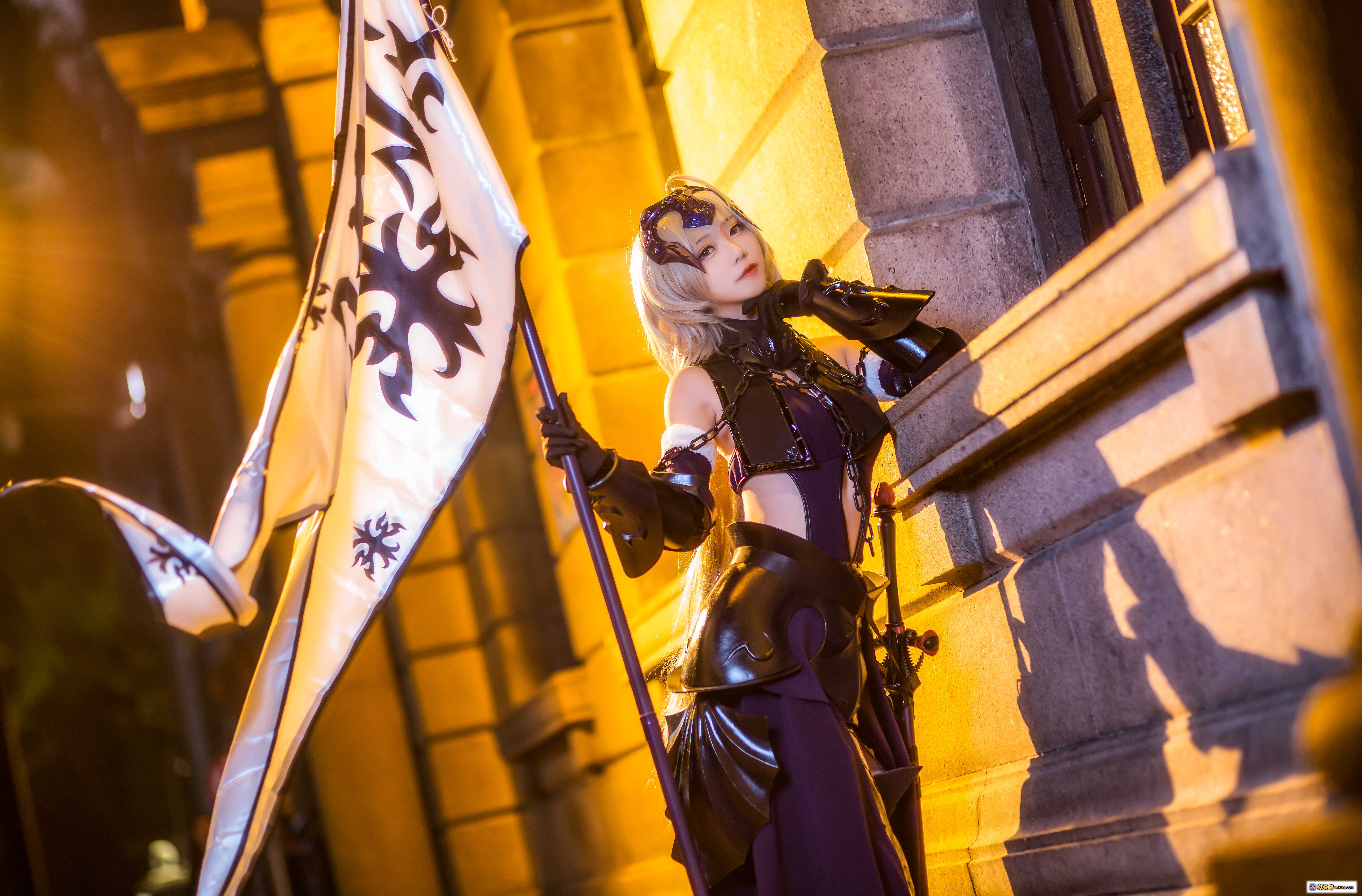 图片[10] - 鳗鱼霏儿NO.077贞德Cosplay写真｜精致铠甲造型+金发少女+持枪姿态+复古窗景拍摄 - 就要吻