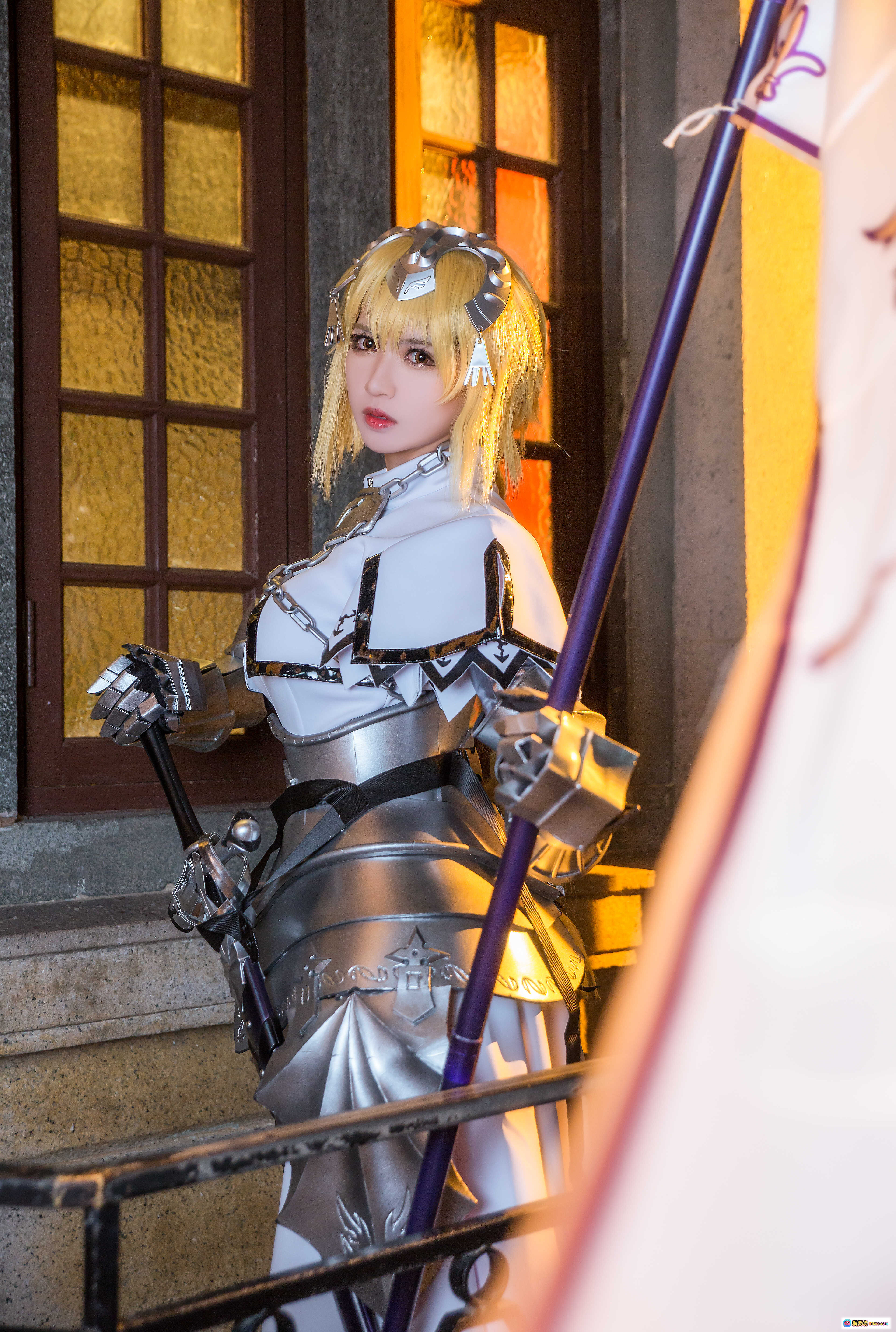 鳗鱼霏儿NO.077贞德Cosplay写真｜精致铠甲造型+金发少女+持枪姿态+复古窗景拍摄 - 就要吻