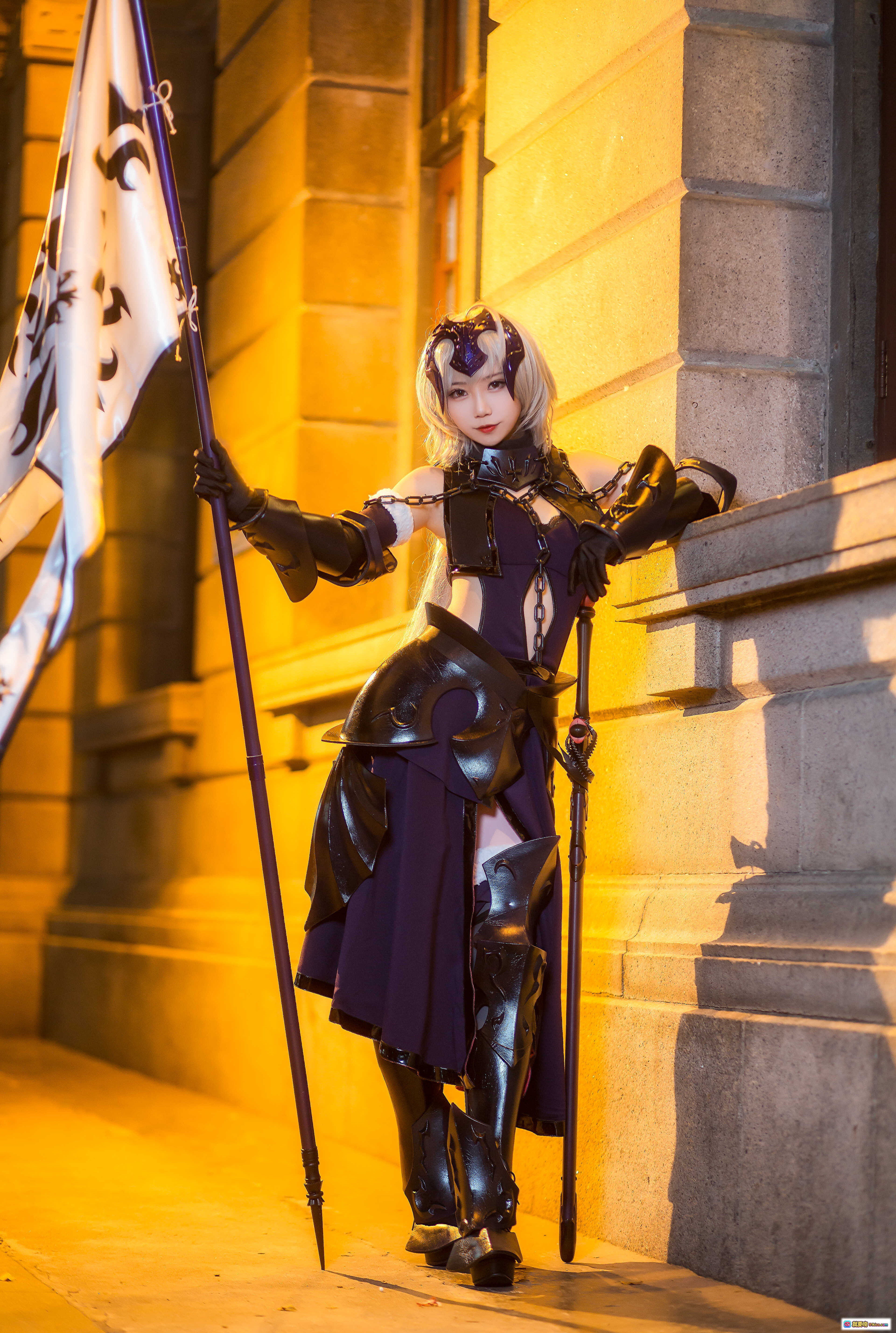 图片[8] - 鳗鱼霏儿NO.077贞德Cosplay写真｜精致铠甲造型+金发少女+持枪姿态+复古窗景拍摄 - 就要吻