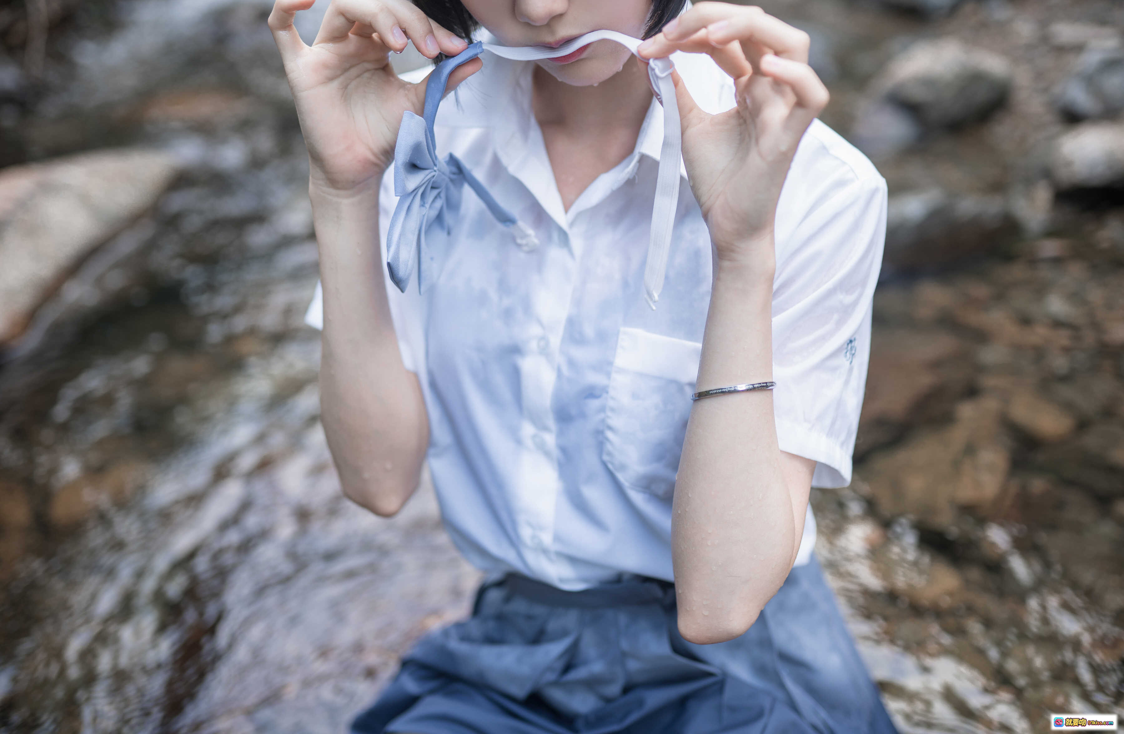 图片[2] - 木绵绵OwO NO.027 水色溪边制服写真 51P高清美腿丝袜湿身自然溪流场景少女摄影 - 就要吻