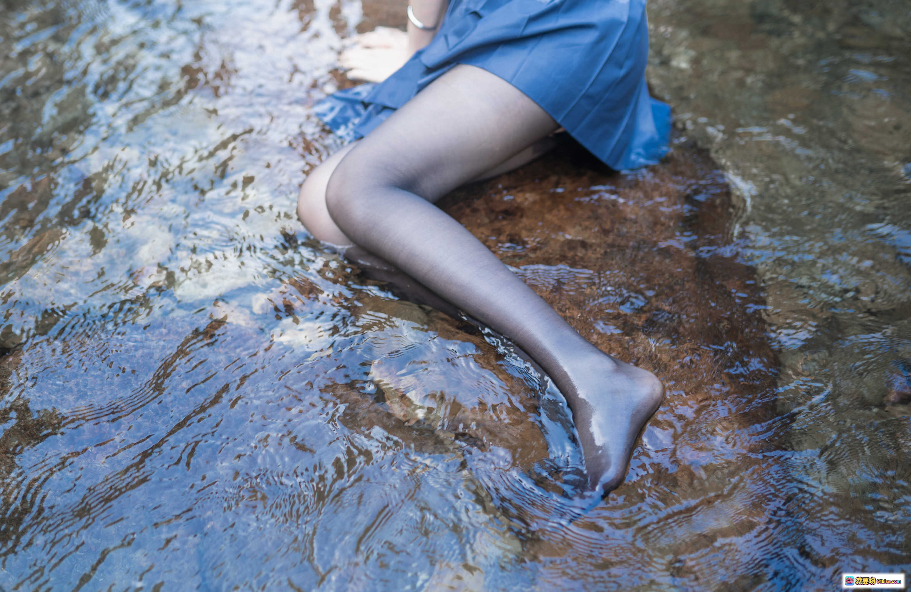 图片[1] - 木绵绵OwO NO.027 水色溪边制服写真 51P高清美腿丝袜湿身自然溪流场景少女摄影 - 就要吻