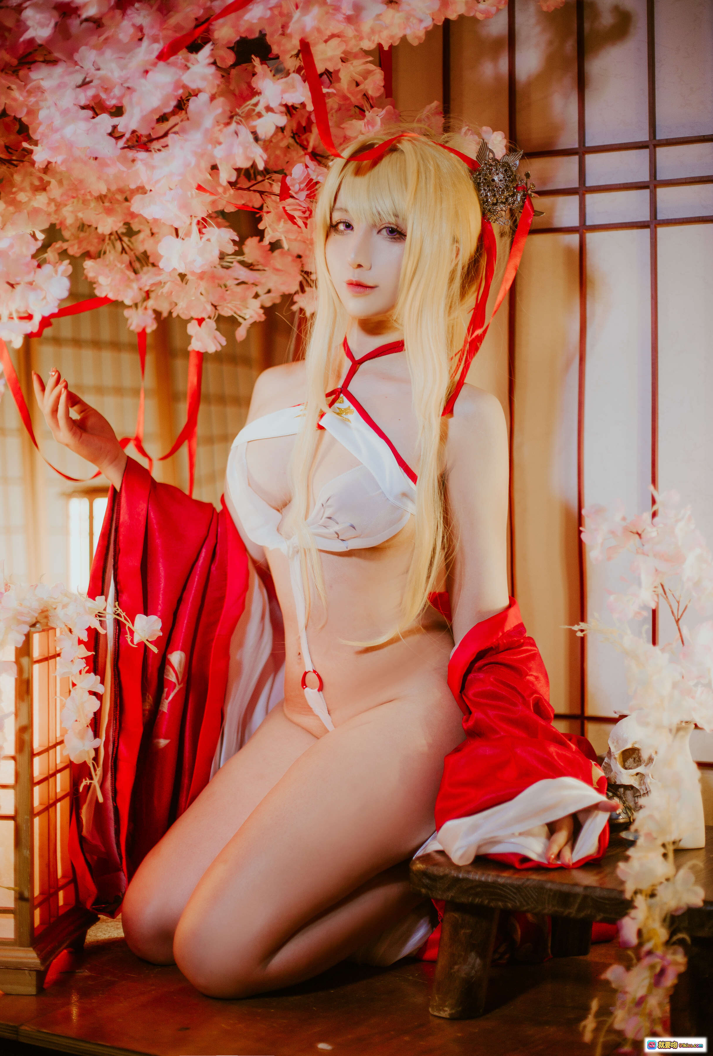 图片[10] - 九曲Jean NO.042 光荣新春和服Cosplay 金发少女 樱花背景 红白和风服饰 精致妆容 日系写真 18P高清图集 - 就要吻