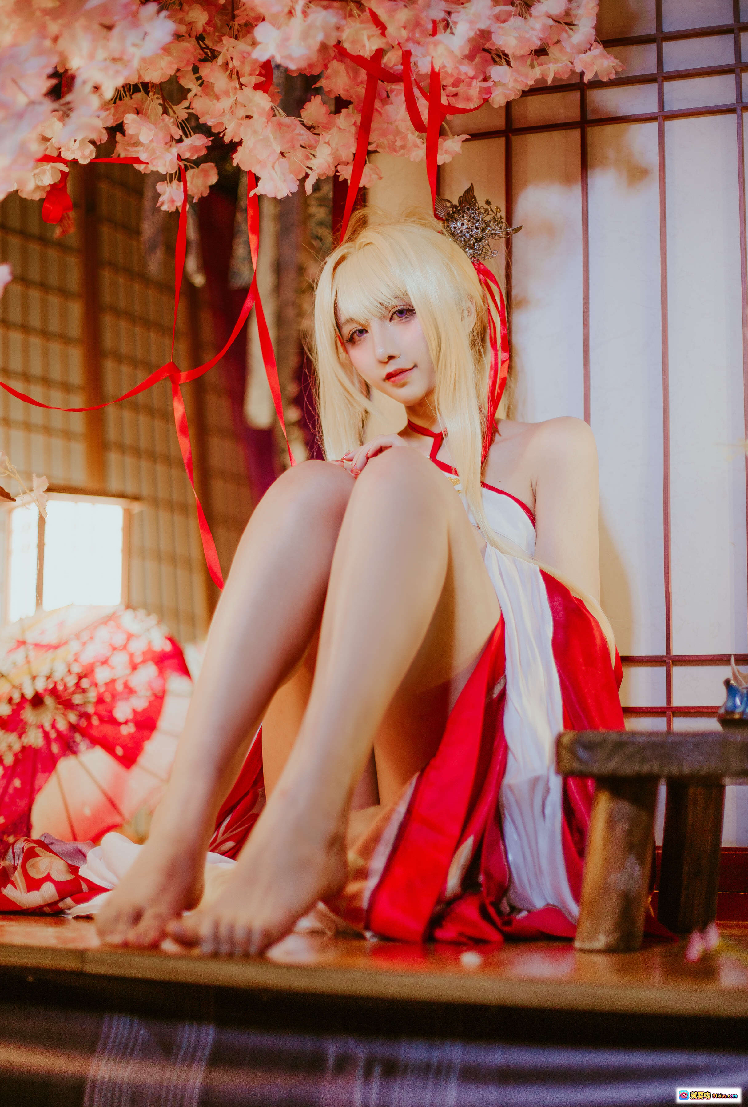 图片[8] - 九曲Jean NO.042 光荣新春和服Cosplay 金发少女 樱花背景 红白和风服饰 精致妆容 日系写真 18P高清图集 - 就要吻