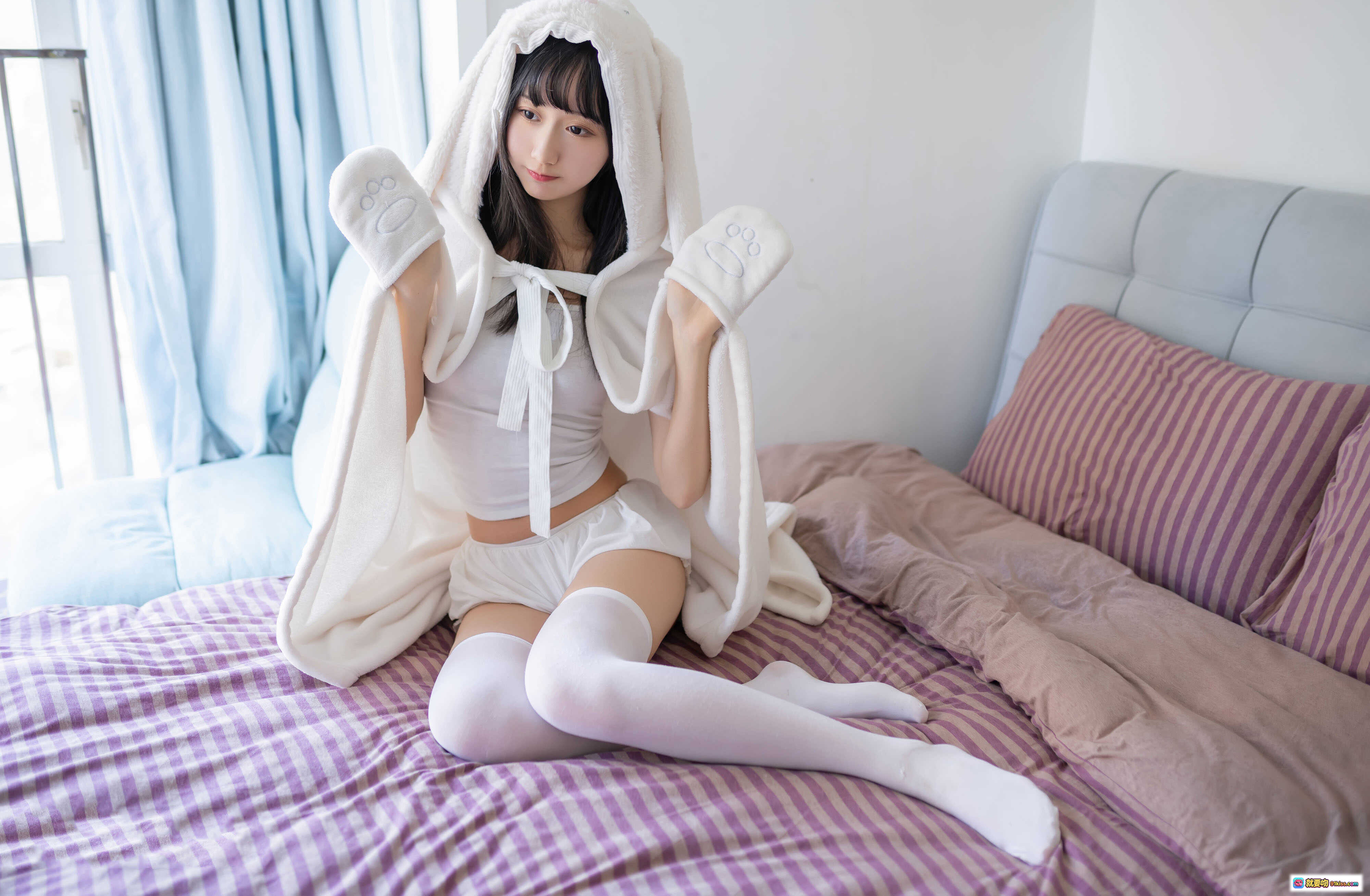 木绵绵OwO NO.028 浴巾兔子写真 42P 28MB 白色兔耳浴巾 白丝美腿 床上可爱少女风 清新卧室私房照 - 就要吻