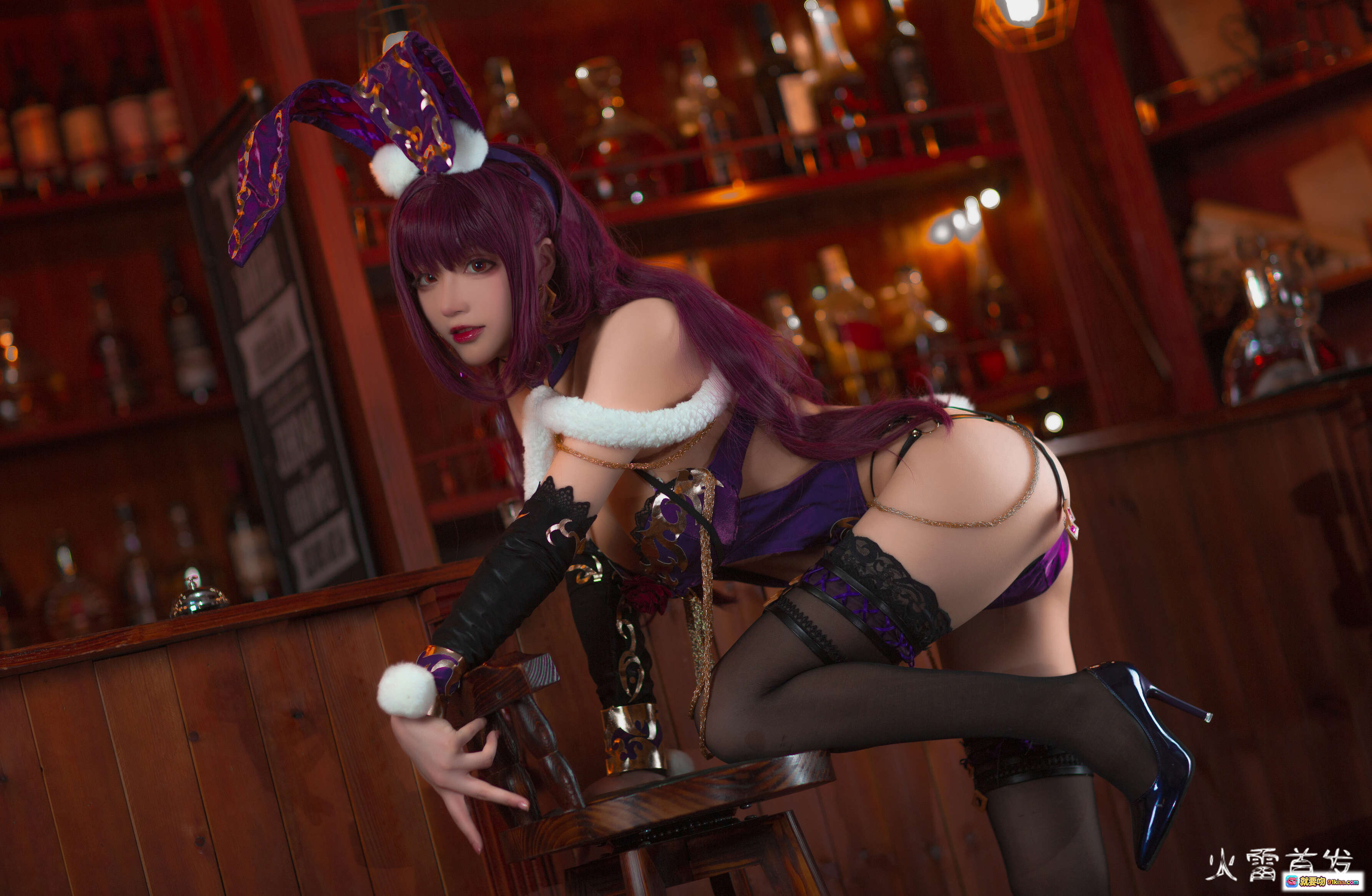 图片[1] - 斯卡哈兔女郎Cosplay写真 | 紫发兔耳性感造型 | 酒吧场景黑丝高跟 | 起司块Wii NO.016 37P高清图集 - 就要吻