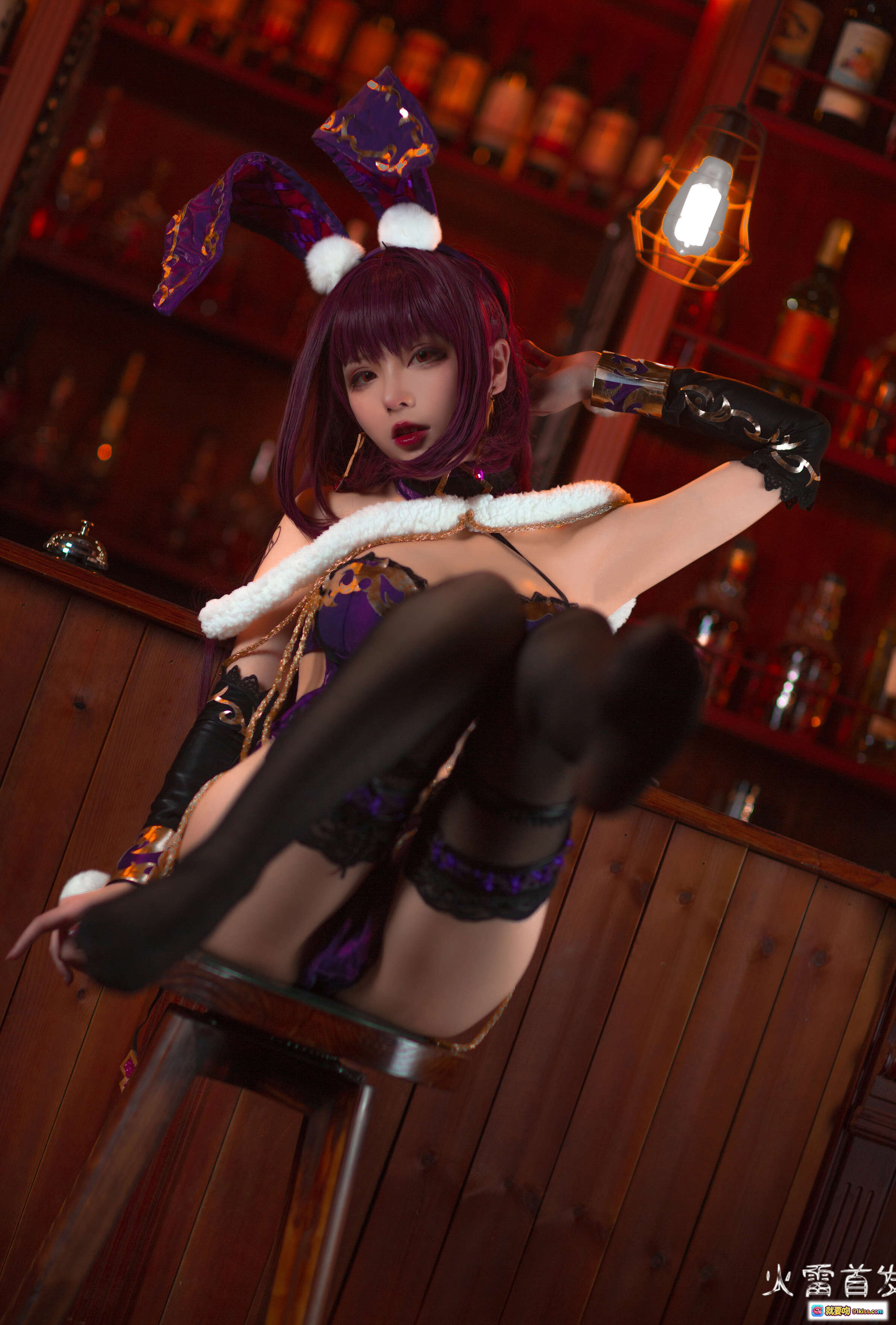 图片[8] - 斯卡哈兔女郎Cosplay写真 | 紫发兔耳性感造型 | 酒吧场景黑丝高跟 | 起司块Wii NO.016 37P高清图集 - 就要吻