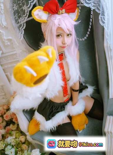 图片[5] - Fate/kaleid liner 伊莉雅丝菲尔·冯·爱因兹贝伦 Cosplay 白色水手服 黑色短裙 金色长发 持魔法杖 教室场景 精致还原 2019年拍摄 - 就要吻