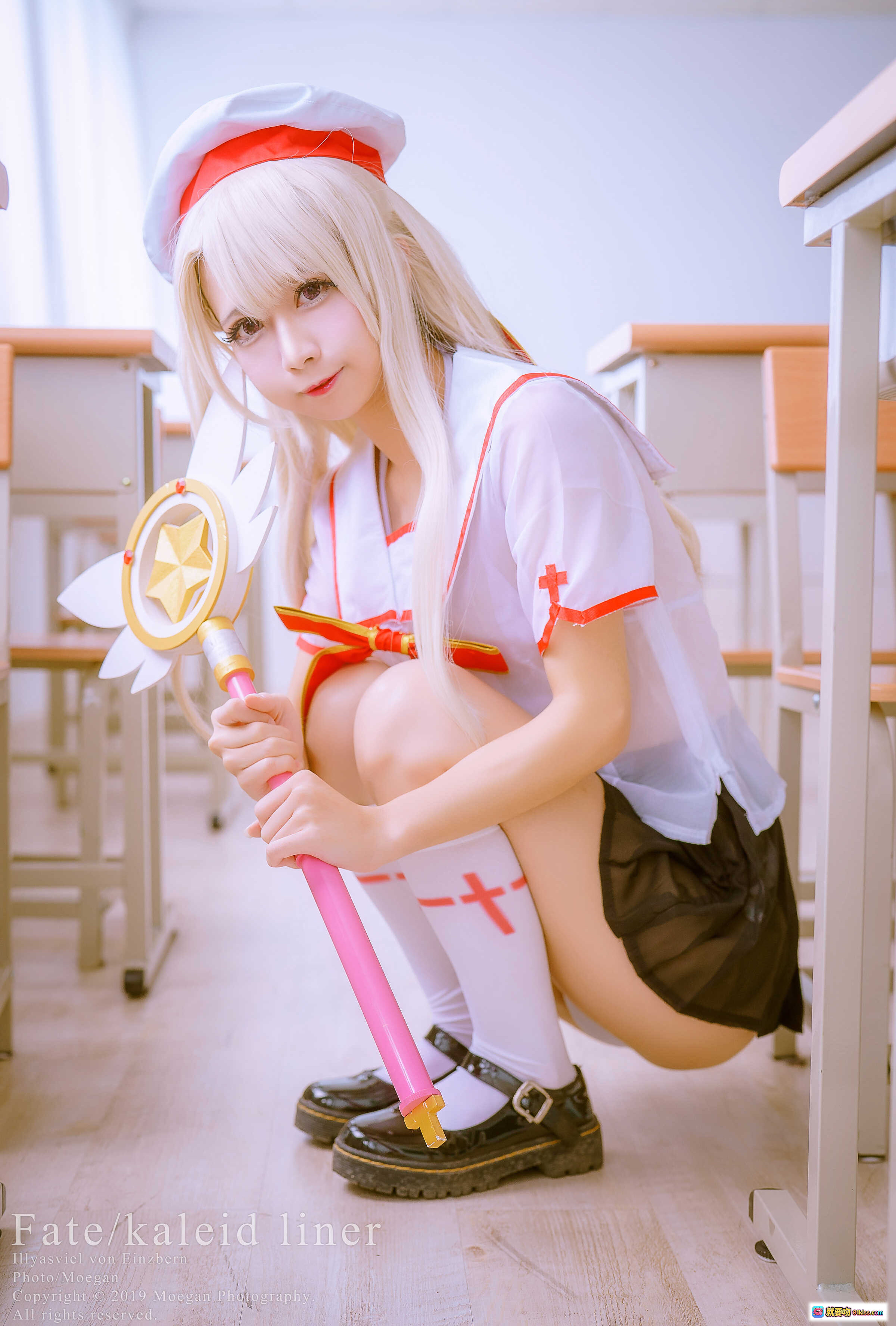 图片[6] - Fate/kaleid liner 伊莉雅丝菲尔·冯·爱因兹贝伦 Cosplay 白色水手服 黑色短裙 金色长发 持魔法杖 教室场景 精致还原 2019年拍摄 - 就要吻