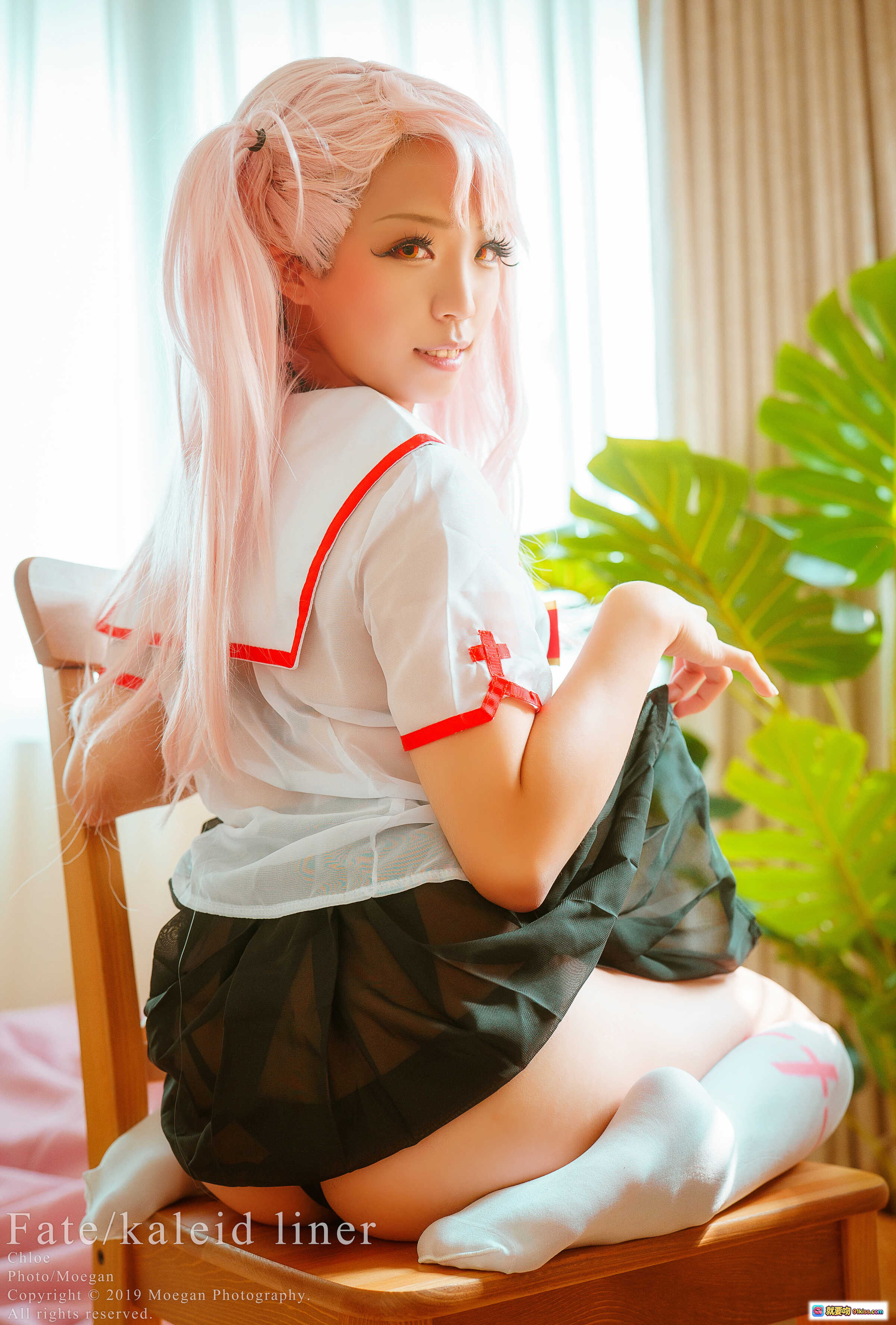 图片[4] - Fate/kaleid liner 伊莉雅丝菲尔·冯·爱因兹贝伦 Cosplay 白色水手服 黑色短裙 金色长发 持魔法杖 教室场景 精致还原 2019年拍摄 - 就要吻