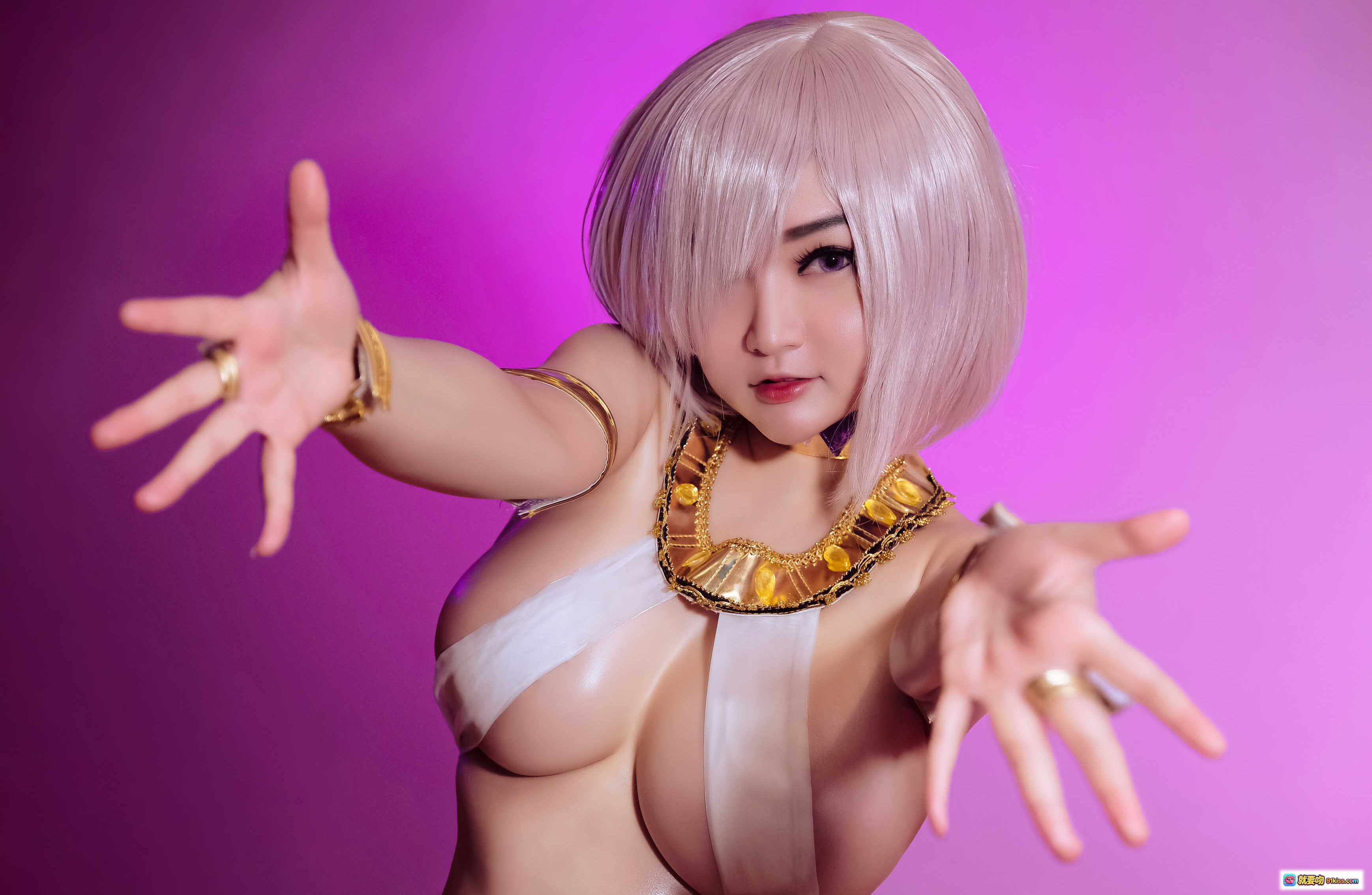 图片[5] - 玛修·基列莱特Cosplay写真｜粉发少女｜金色配饰｜性感比基尼造型｜紫色背景摄影｜Potato Godzilla NO.037 - 就要吻