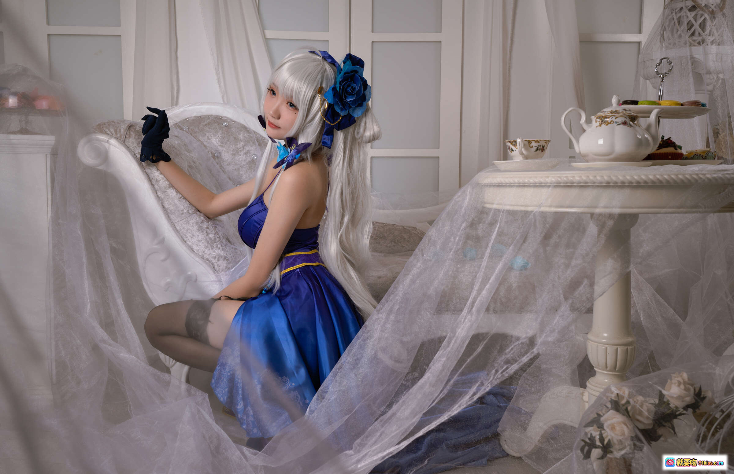 图片[4] - 瓜希酱NO.011光辉茶会cosplay写真｜蓝紫礼服白发少女蕾丝黑丝美腿优雅坐姿私房摄影集 - 就要吻