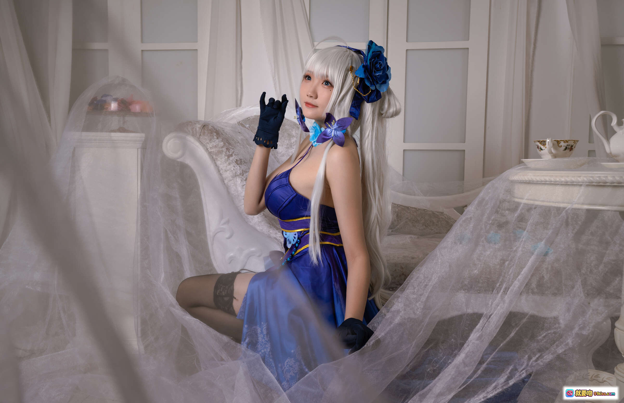 图片[5] - 瓜希酱NO.011光辉茶会cosplay写真｜蓝紫礼服白发少女蕾丝黑丝美腿优雅坐姿私房摄影集 - 就要吻