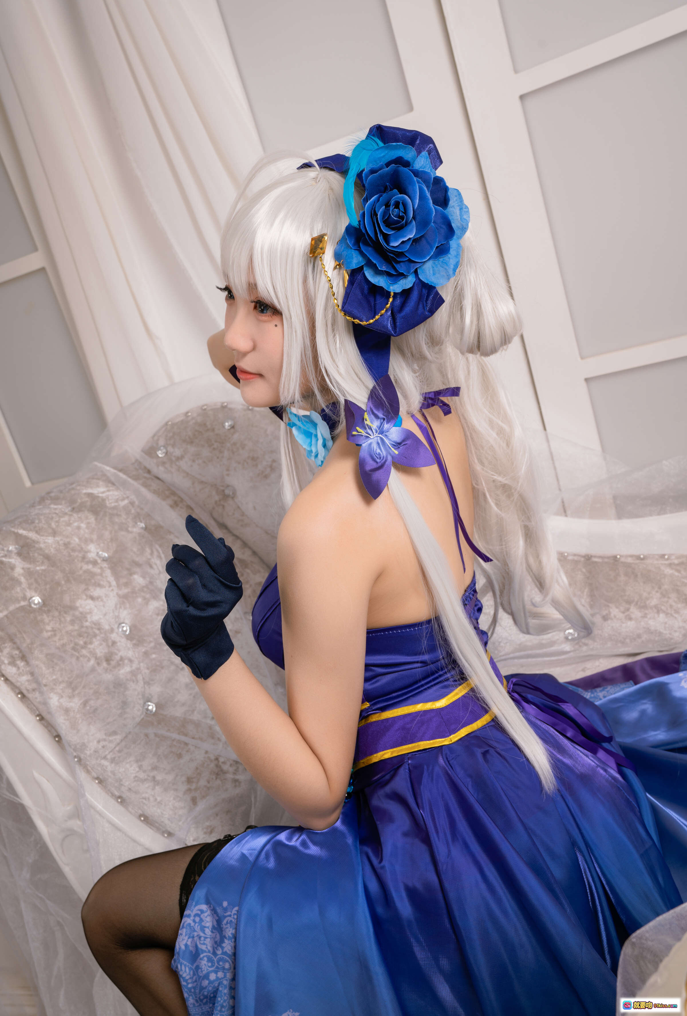 图片[8] - 瓜希酱NO.011光辉茶会cosplay写真｜蓝紫礼服白发少女蕾丝黑丝美腿优雅坐姿私房摄影集 - 就要吻