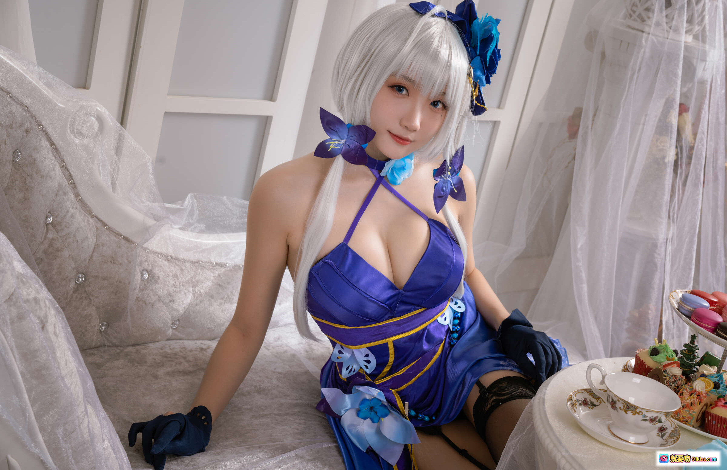 图片[7] - 瓜希酱NO.011光辉茶会cosplay写真｜蓝紫礼服白发少女蕾丝黑丝美腿优雅坐姿私房摄影集 - 就要吻