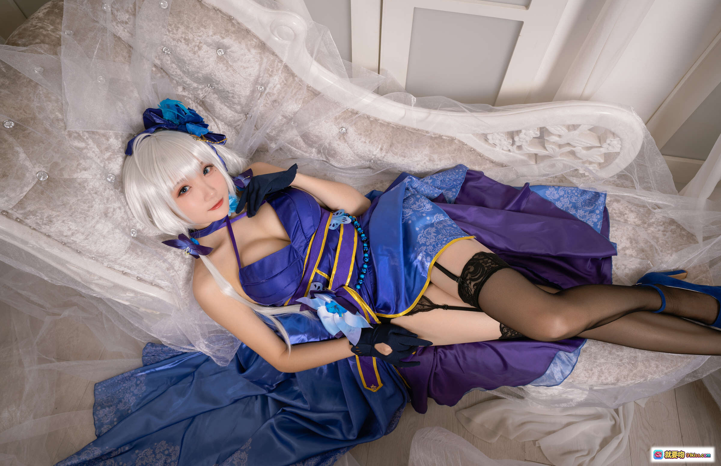 图片[2] - 瓜希酱NO.011光辉茶会cosplay写真｜蓝紫礼服白发少女蕾丝黑丝美腿优雅坐姿私房摄影集 - 就要吻