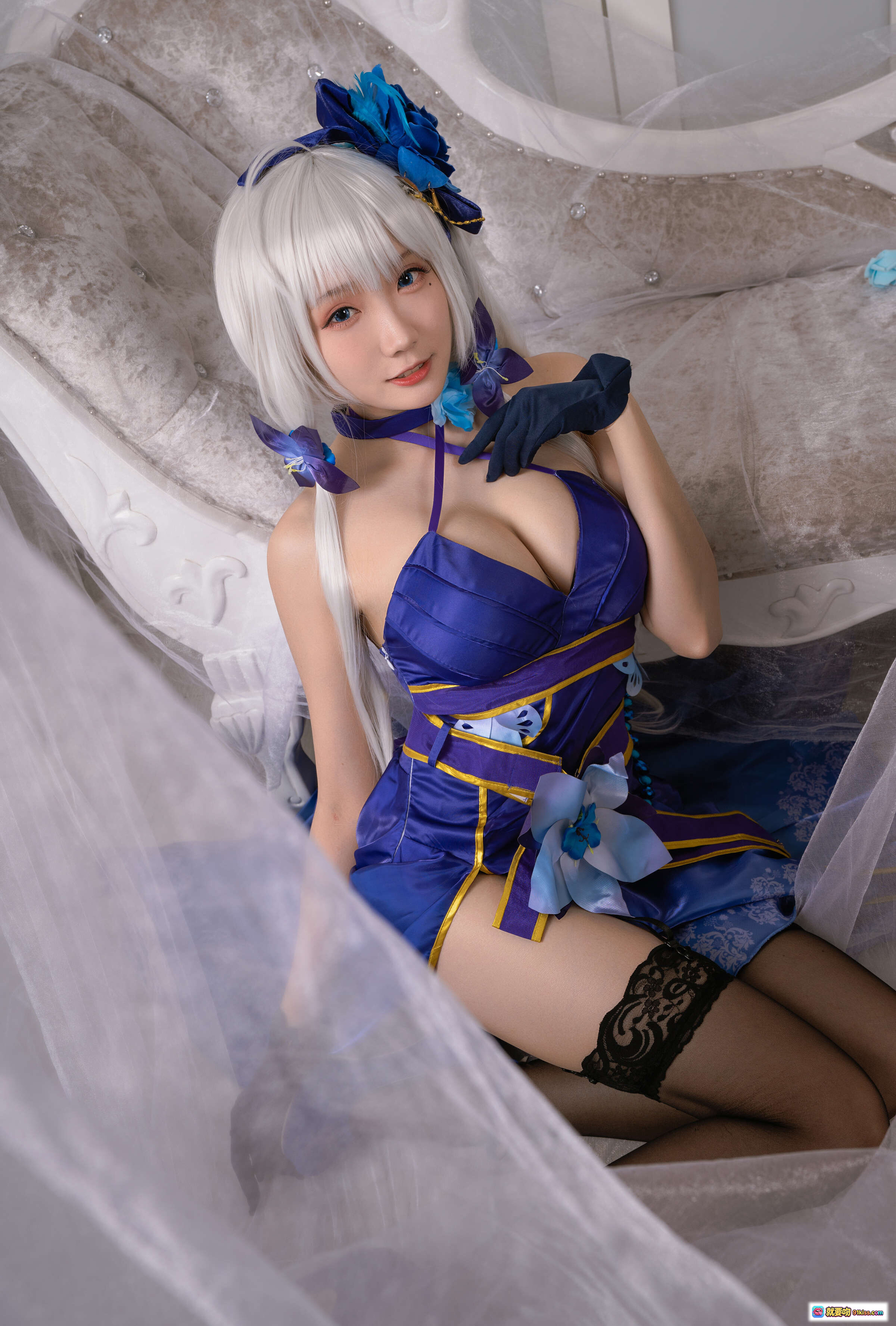 图片[1] - 瓜希酱NO.011光辉茶会cosplay写真｜蓝紫礼服白发少女蕾丝黑丝美腿优雅坐姿私房摄影集 - 就要吻