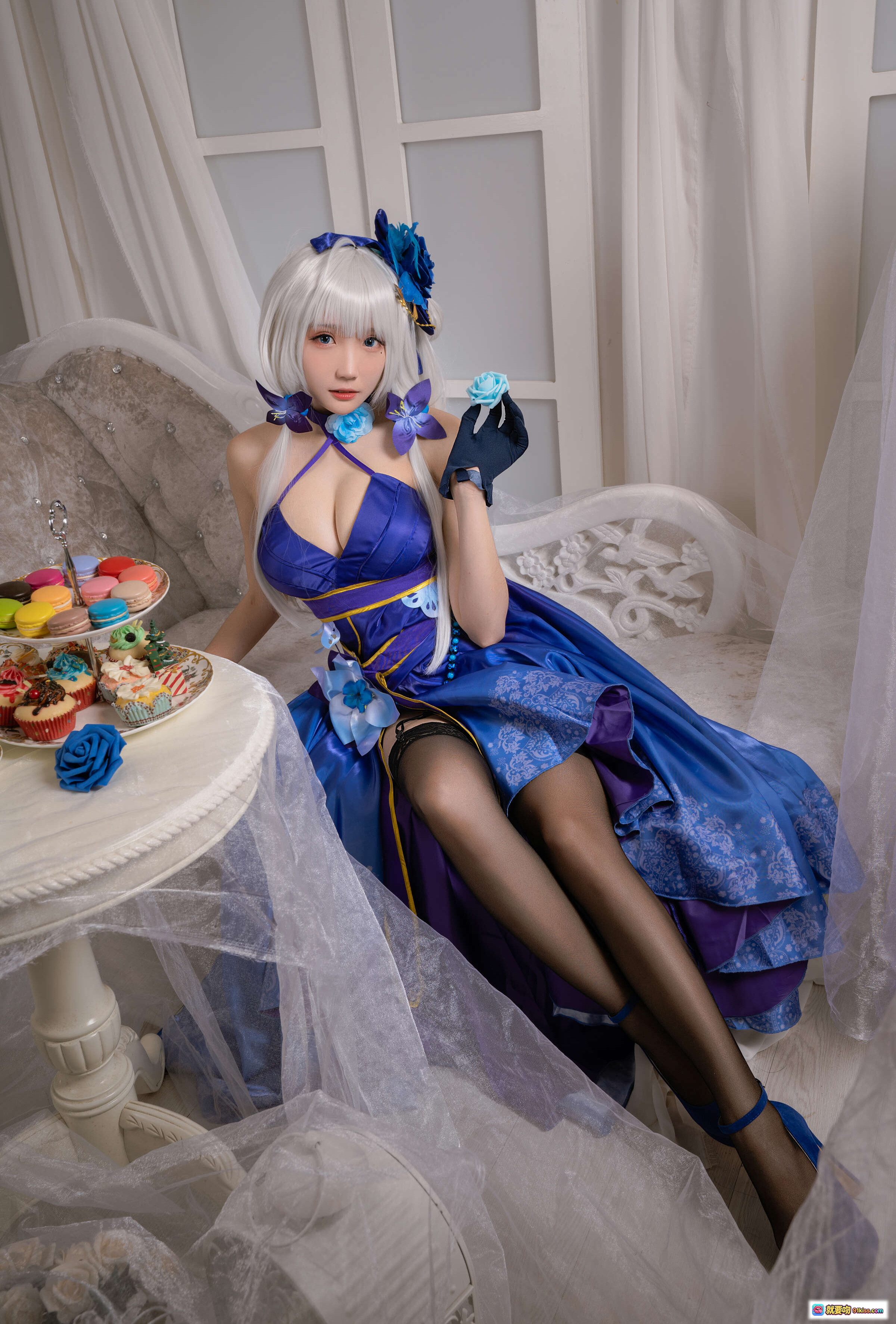 图片[9] - 瓜希酱NO.011光辉茶会cosplay写真｜蓝紫礼服白发少女蕾丝黑丝美腿优雅坐姿私房摄影集 - 就要吻
