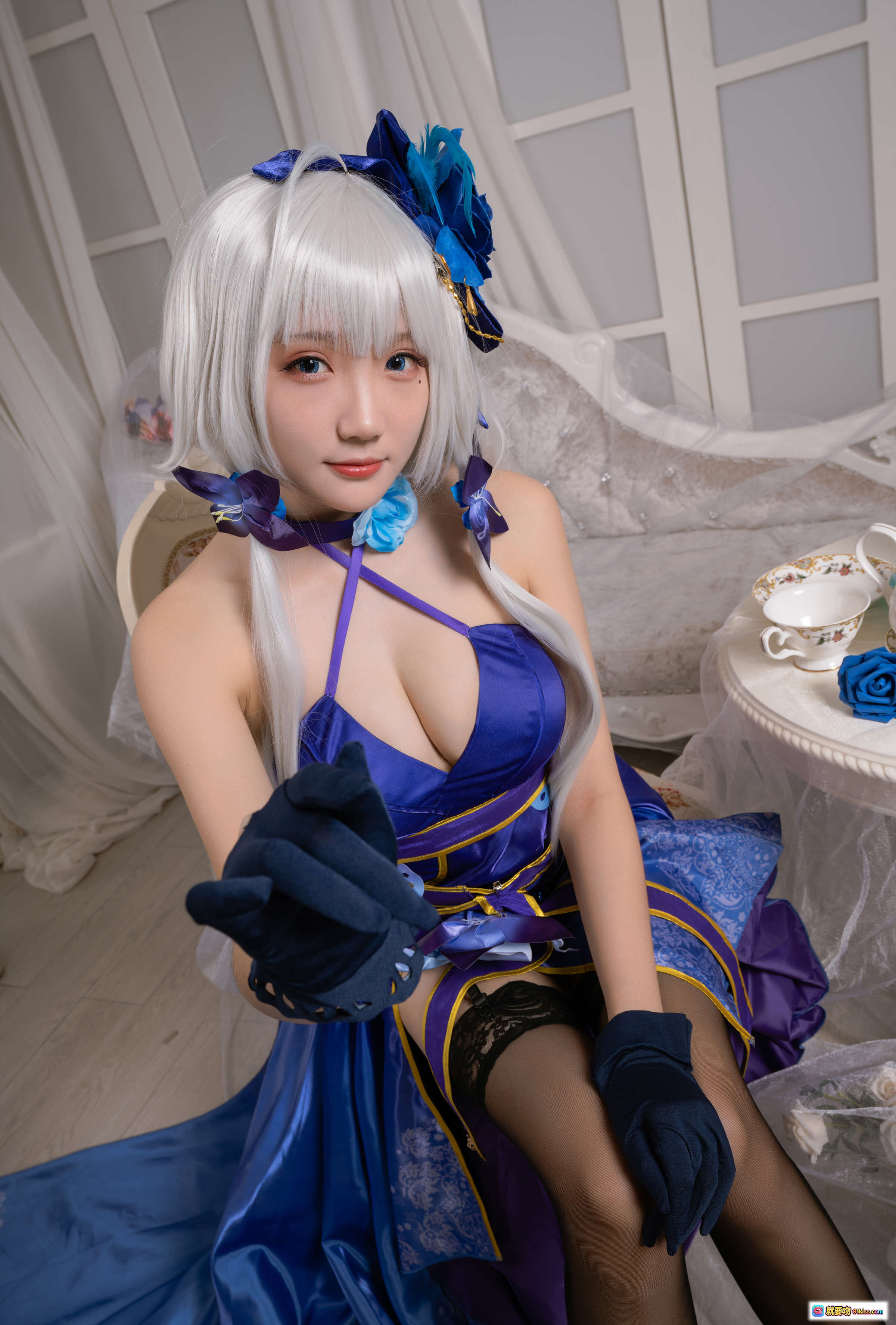 图片[10] - 瓜希酱NO.011光辉茶会cosplay写真｜蓝紫礼服白发少女蕾丝黑丝美腿优雅坐姿私房摄影集 - 就要吻