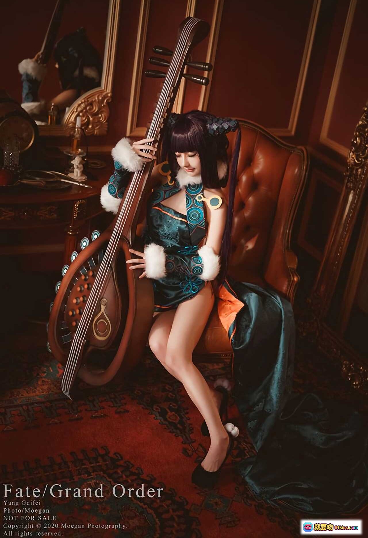 图片[3] - Fate/Grand Order 杨贵妃 Cosplay 精美和风造型 紫发双马尾 白毛绒装饰 深绿蓝纹旗袍 优雅坐姿 红皮沙发写真 - 就要吻
