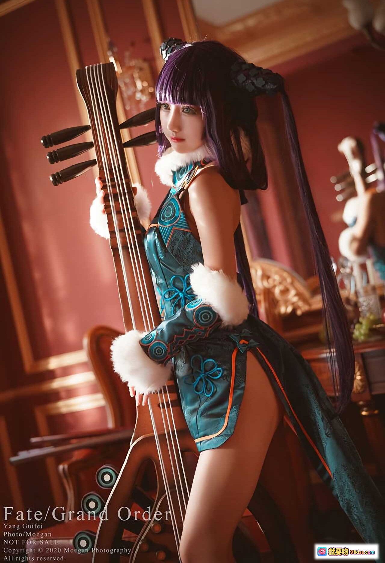 图片[8] - Fate/Grand Order 杨贵妃 Cosplay 精美和风造型 紫发双马尾 白毛绒装饰 深绿蓝纹旗袍 优雅坐姿 红皮沙发写真 - 就要吻