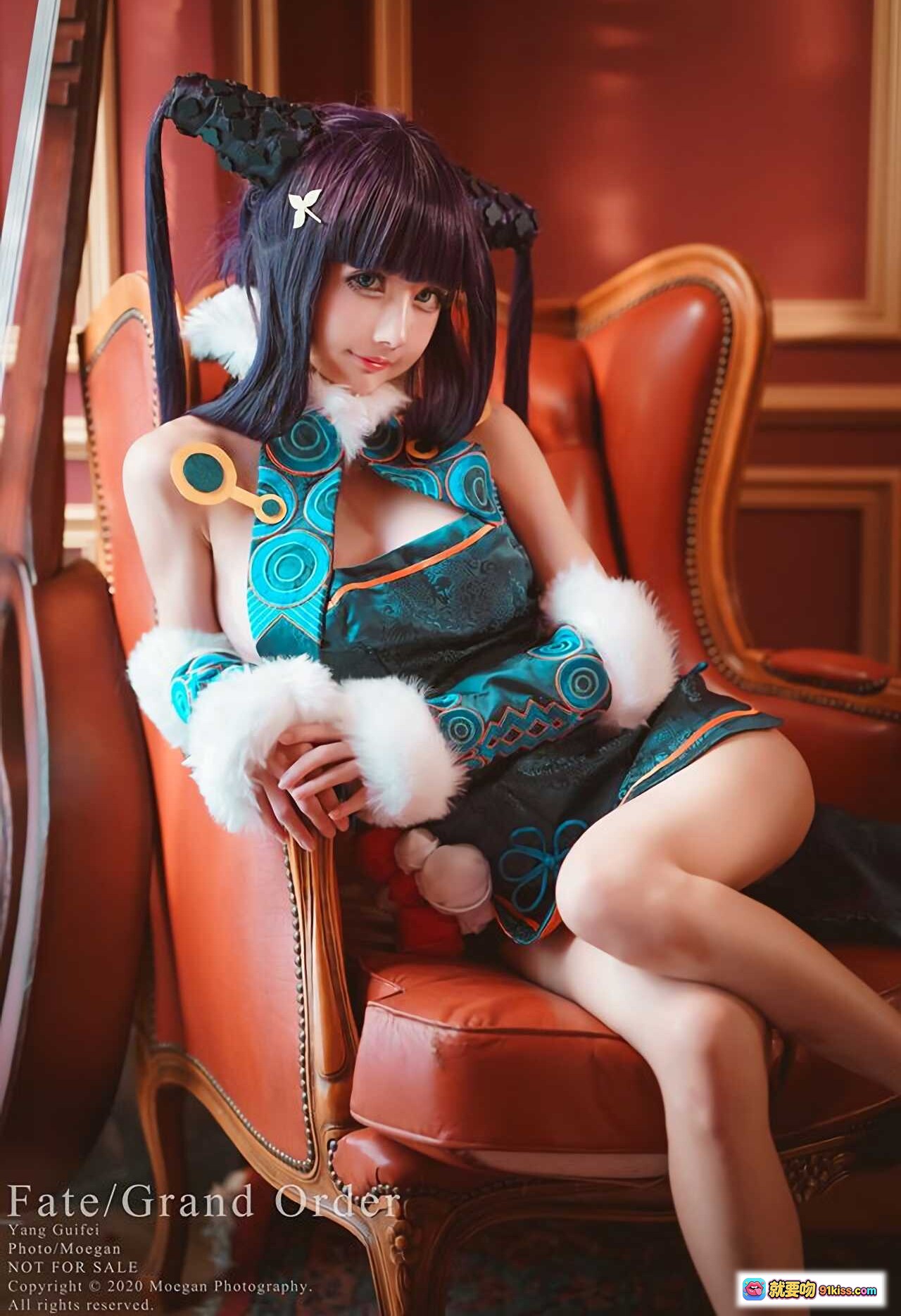 图片[1] - Fate/Grand Order 杨贵妃 Cosplay 精美和风造型 紫发双马尾 白毛绒装饰 深绿蓝纹旗袍 优雅坐姿 红皮沙发写真 - 就要吻