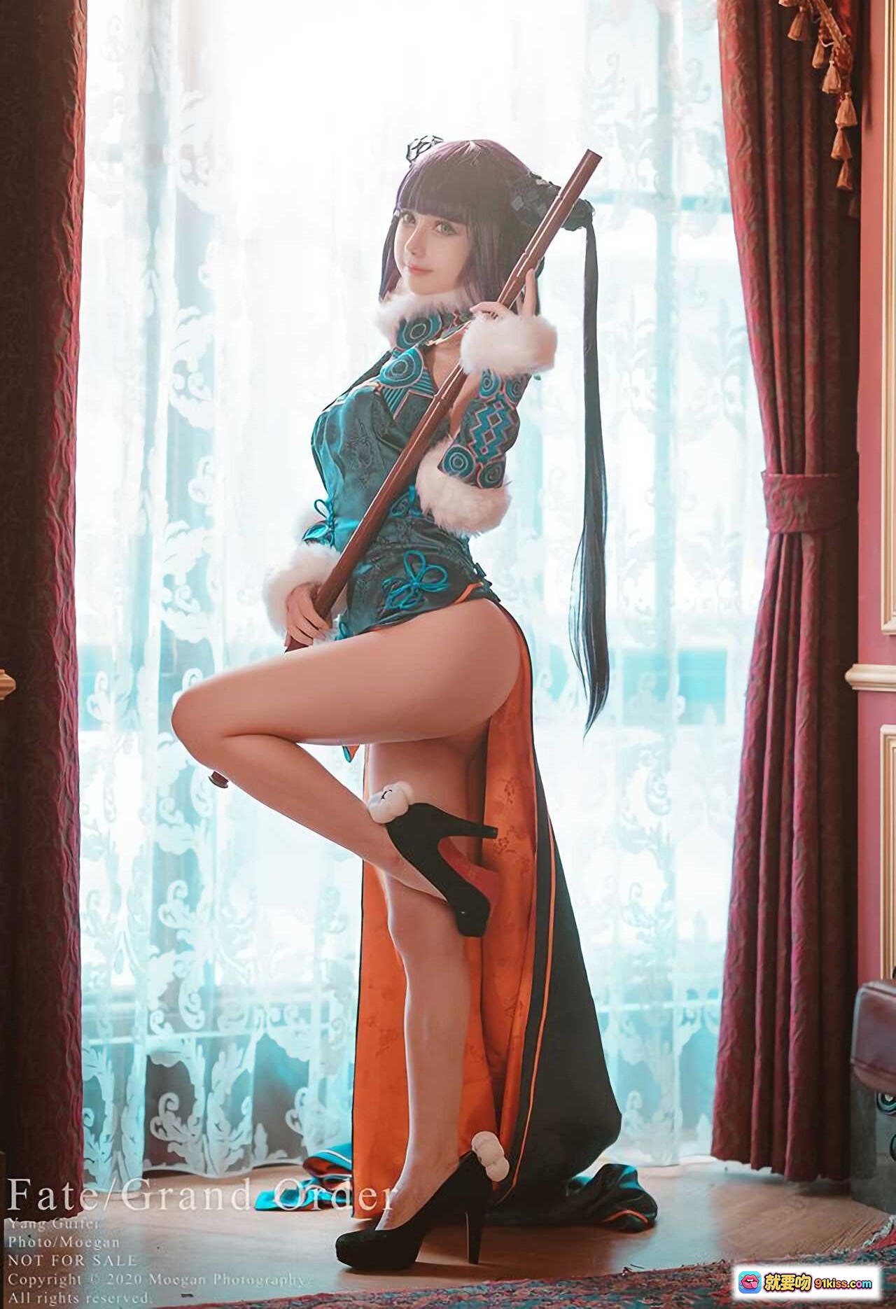 图片[2] - Fate/Grand Order 杨贵妃 Cosplay 精美和风造型 紫发双马尾 白毛绒装饰 深绿蓝纹旗袍 优雅坐姿 红皮沙发写真 - 就要吻