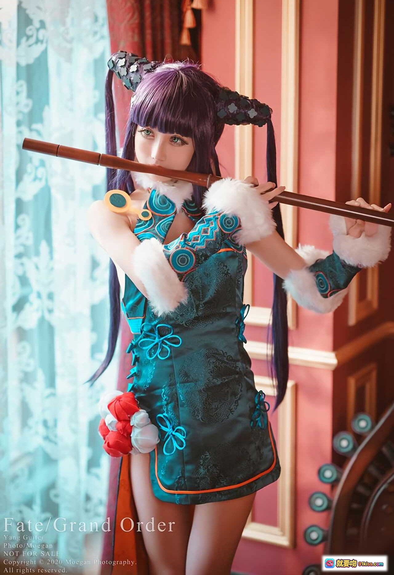 图片[6] - Fate/Grand Order 杨贵妃 Cosplay 精美和风造型 紫发双马尾 白毛绒装饰 深绿蓝纹旗袍 优雅坐姿 红皮沙发写真 - 就要吻