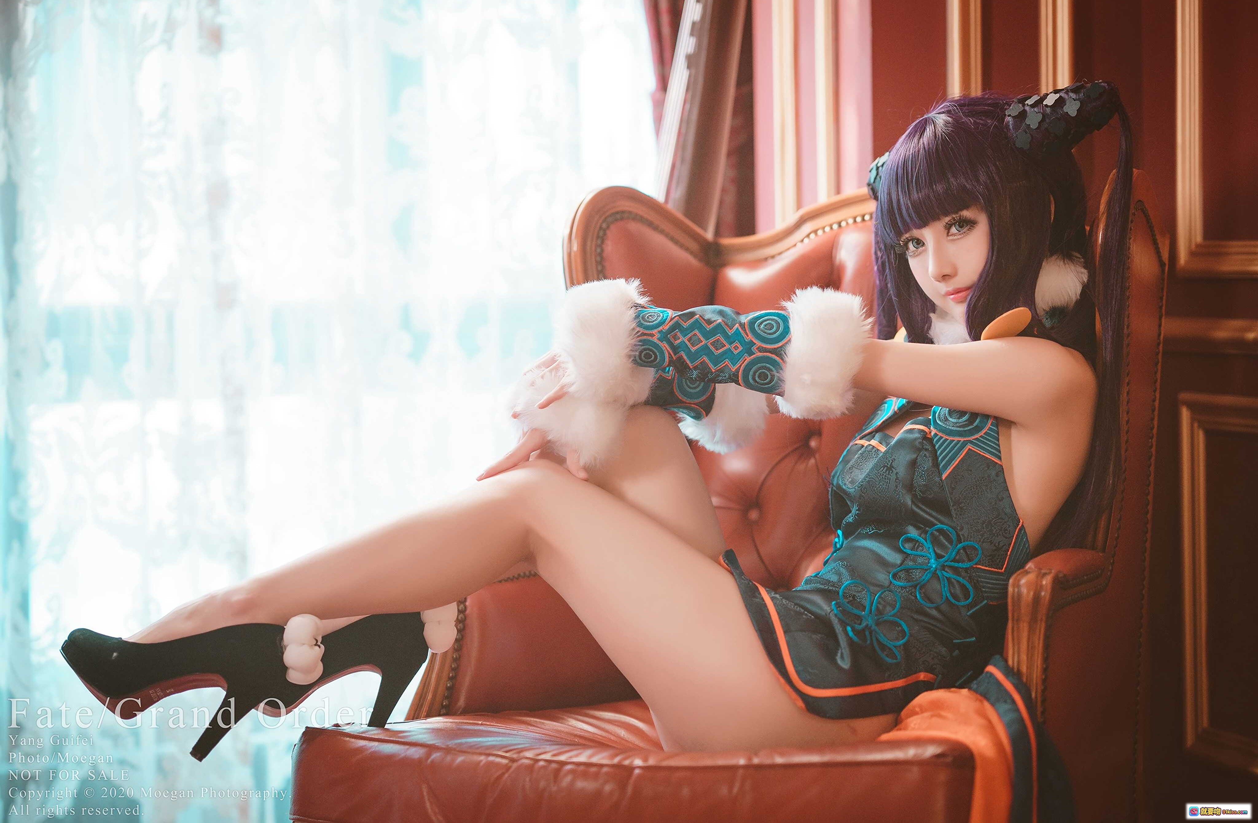 图片[4] - Fate/Grand Order 杨贵妃 Cosplay 精美和风造型 紫发双马尾 白毛绒装饰 深绿蓝纹旗袍 优雅坐姿 红皮沙发写真 - 就要吻