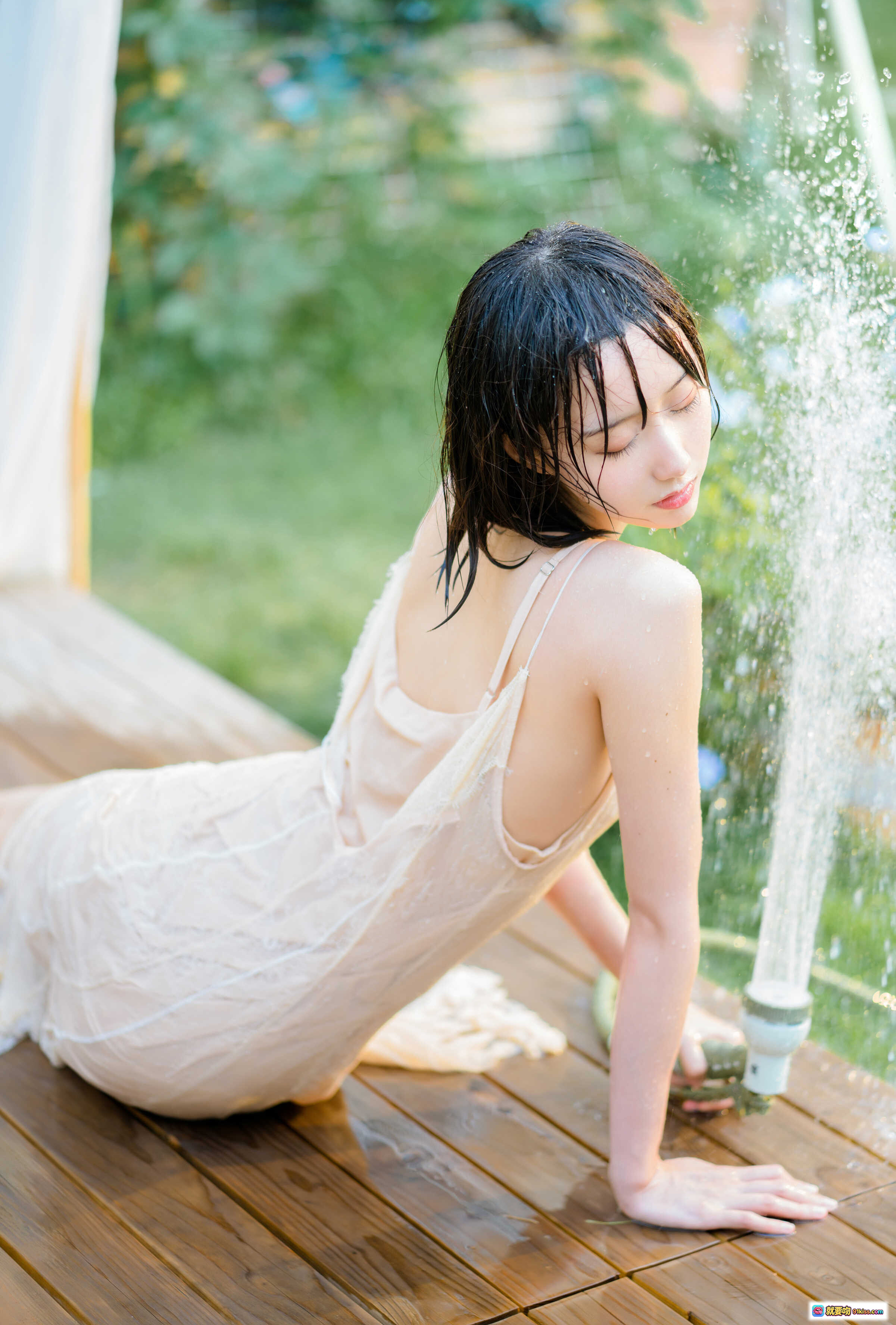 图片[2] - 木绵绵OwO NO.058 湿润微风花园喷水写真 甜美少女湿发薄纱裙 绿意盎然户外清新自然风 75P高清图集 - 就要吻
