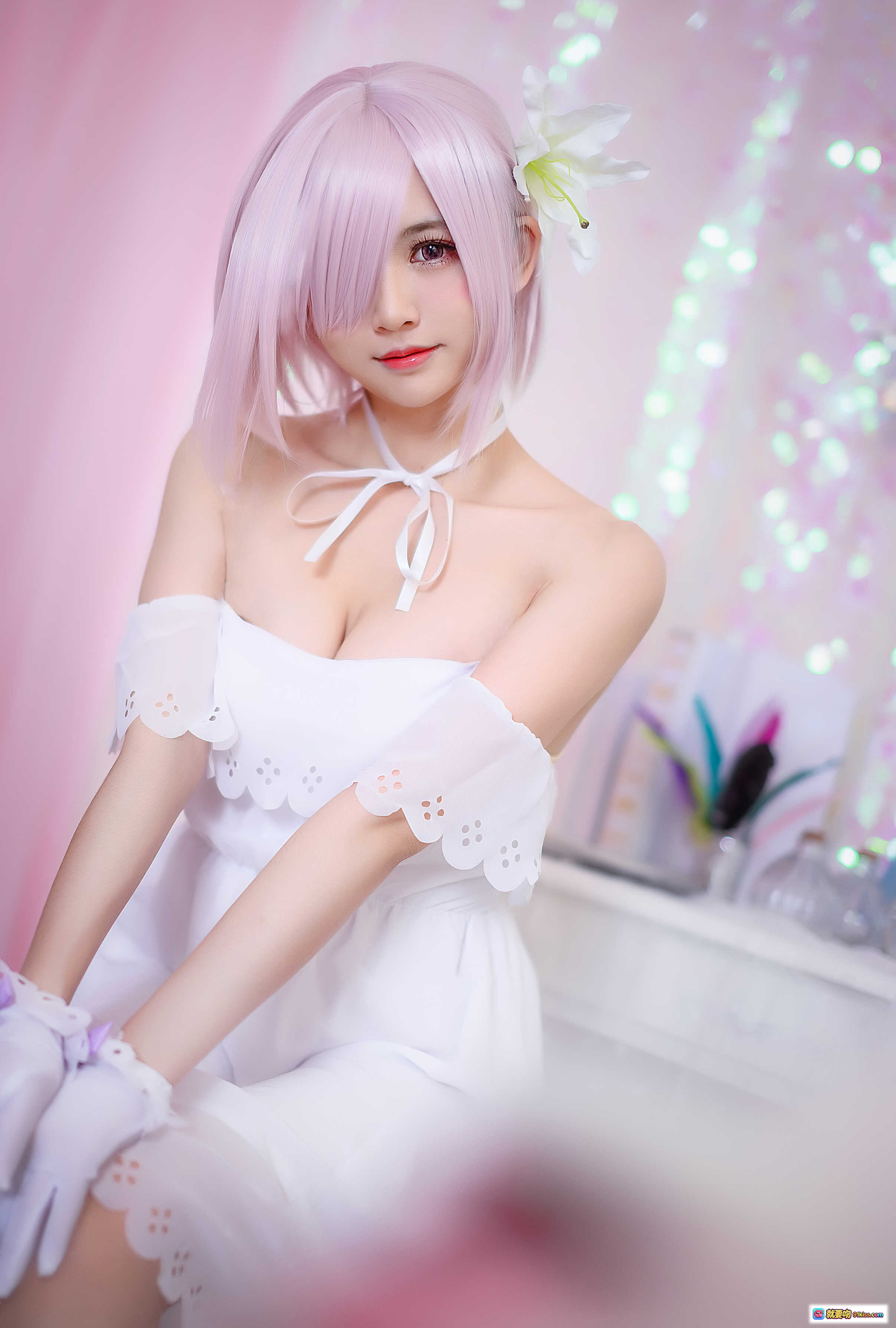 图片[5] - 鳗鱼霏儿NO.041玛修白裙cos写真｜粉色短发+白色礼服+花朵装饰+甜美少女风+精致甜点场景 - 就要吻