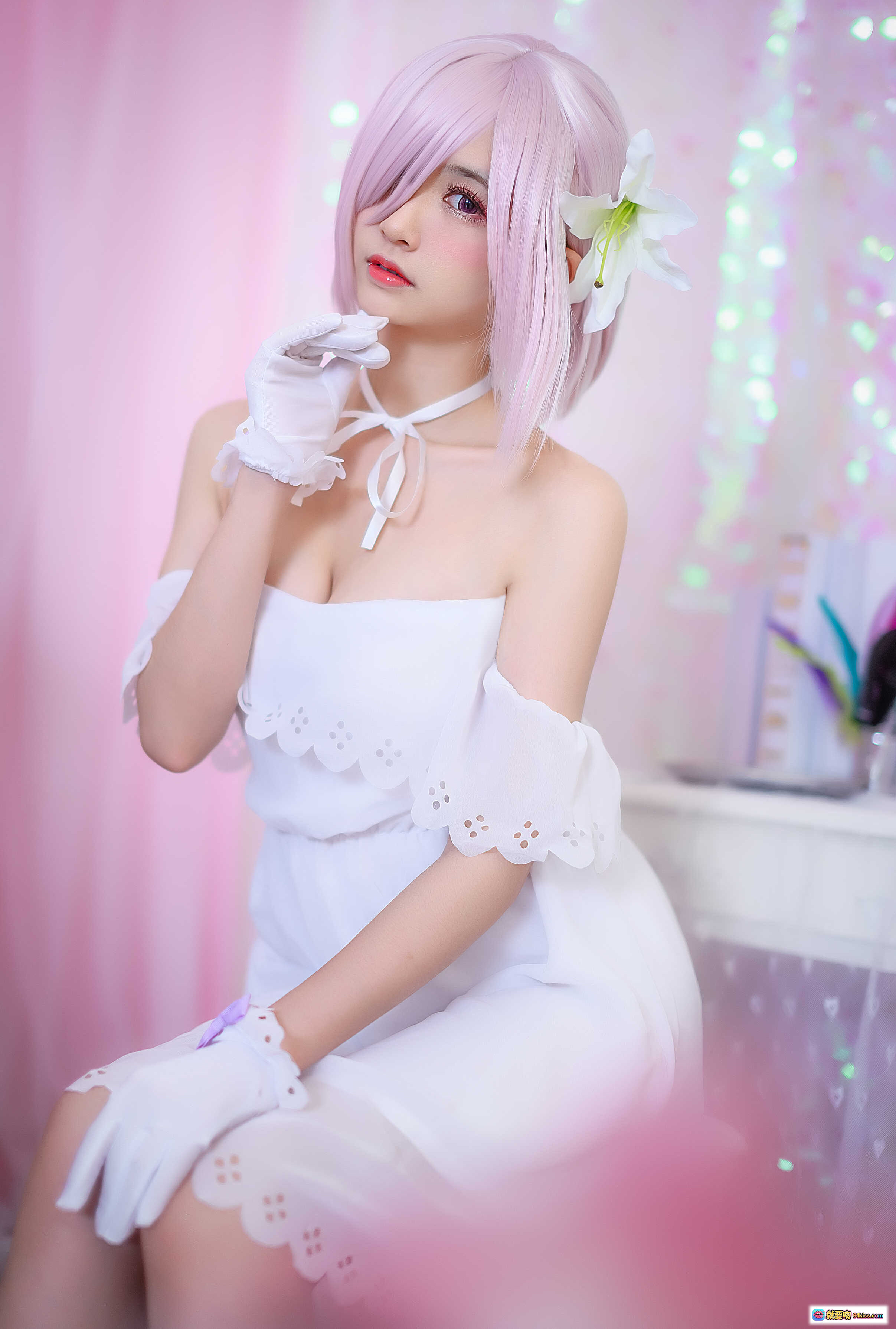 图片[4] - 鳗鱼霏儿NO.041玛修白裙cos写真｜粉色短发+白色礼服+花朵装饰+甜美少女风+精致甜点场景 - 就要吻