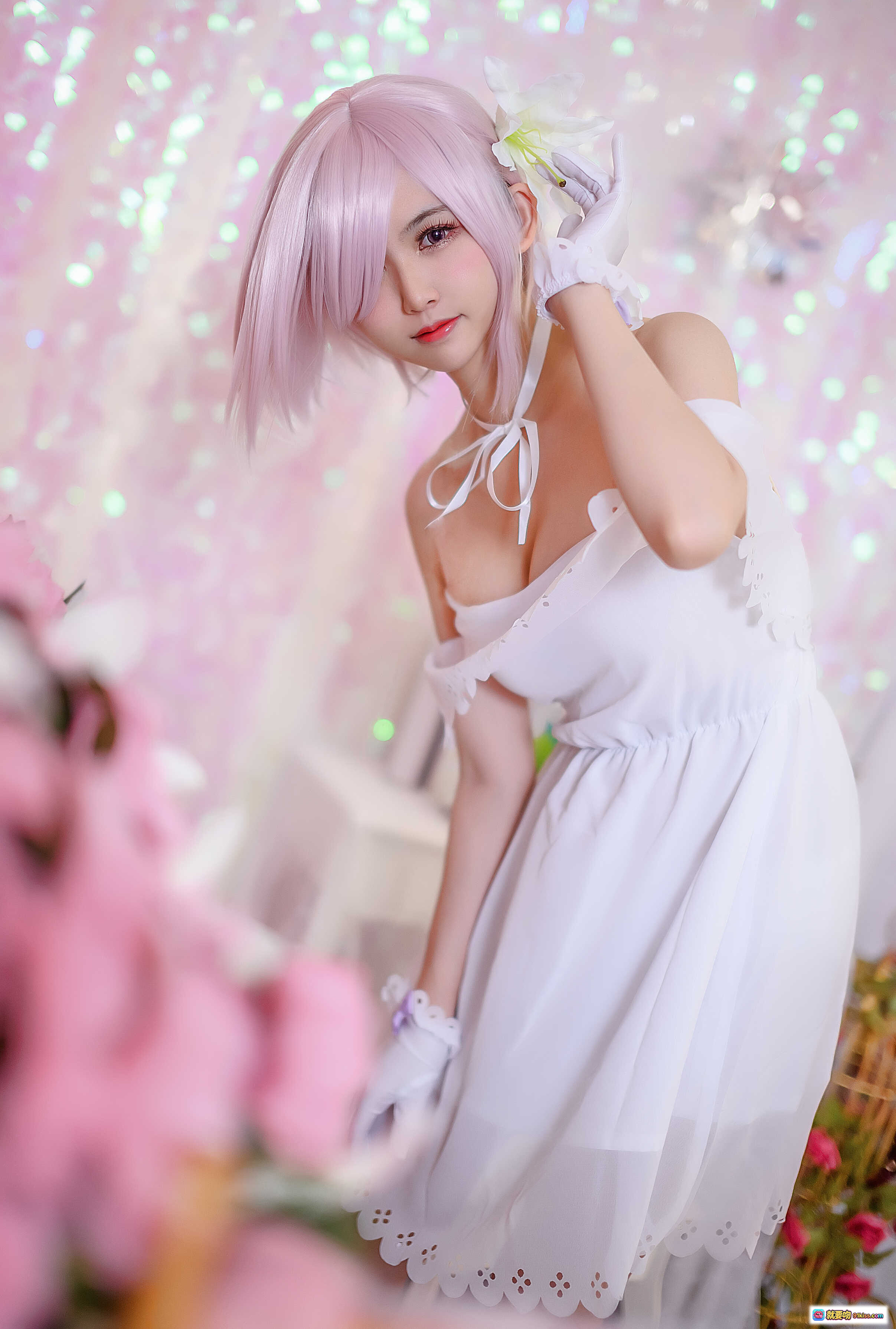 图片[10] - 鳗鱼霏儿NO.041玛修白裙cos写真｜粉色短发+白色礼服+花朵装饰+甜美少女风+精致甜点场景 - 就要吻