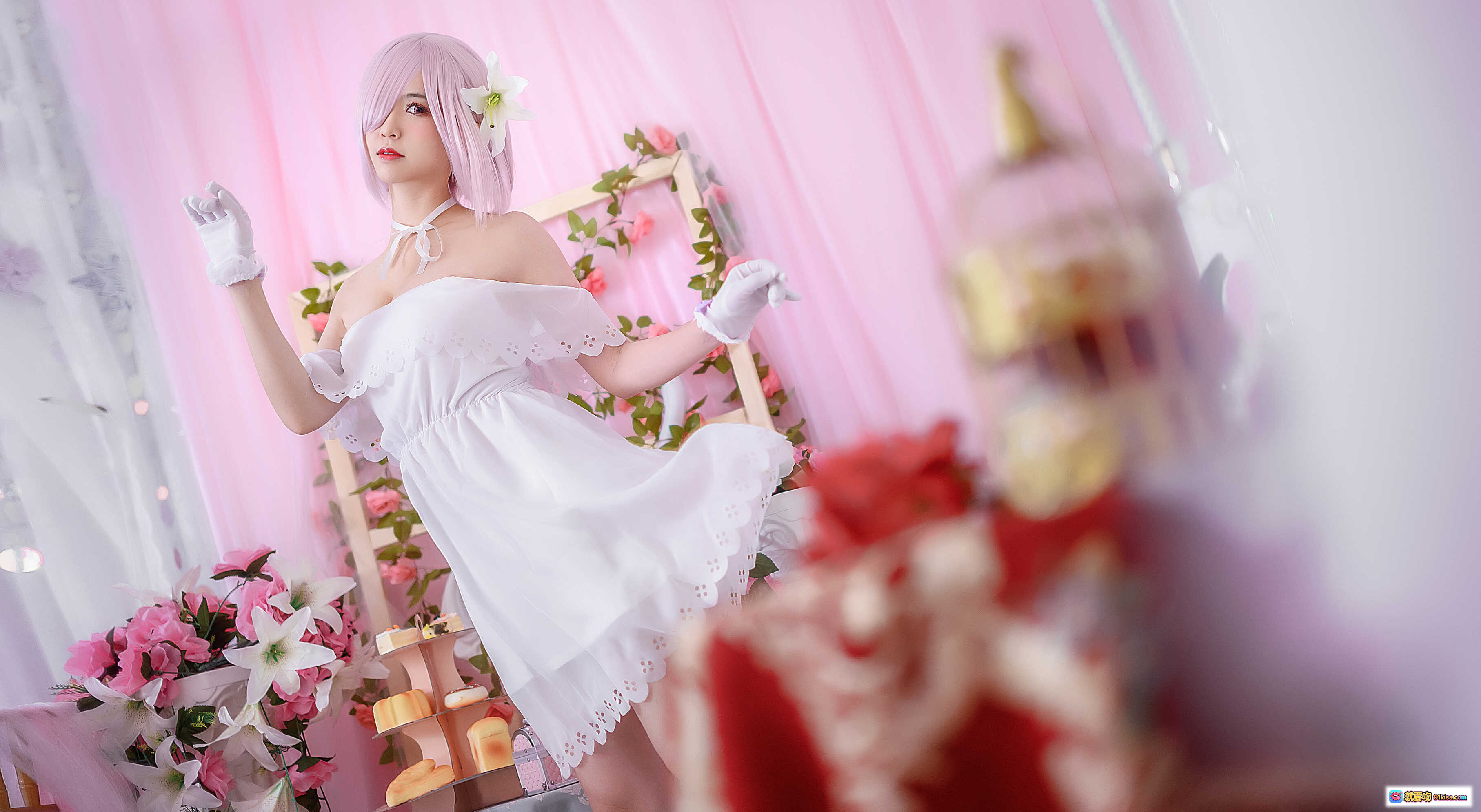 图片[8] - 鳗鱼霏儿NO.041玛修白裙cos写真｜粉色短发+白色礼服+花朵装饰+甜美少女风+精致甜点场景 - 就要吻