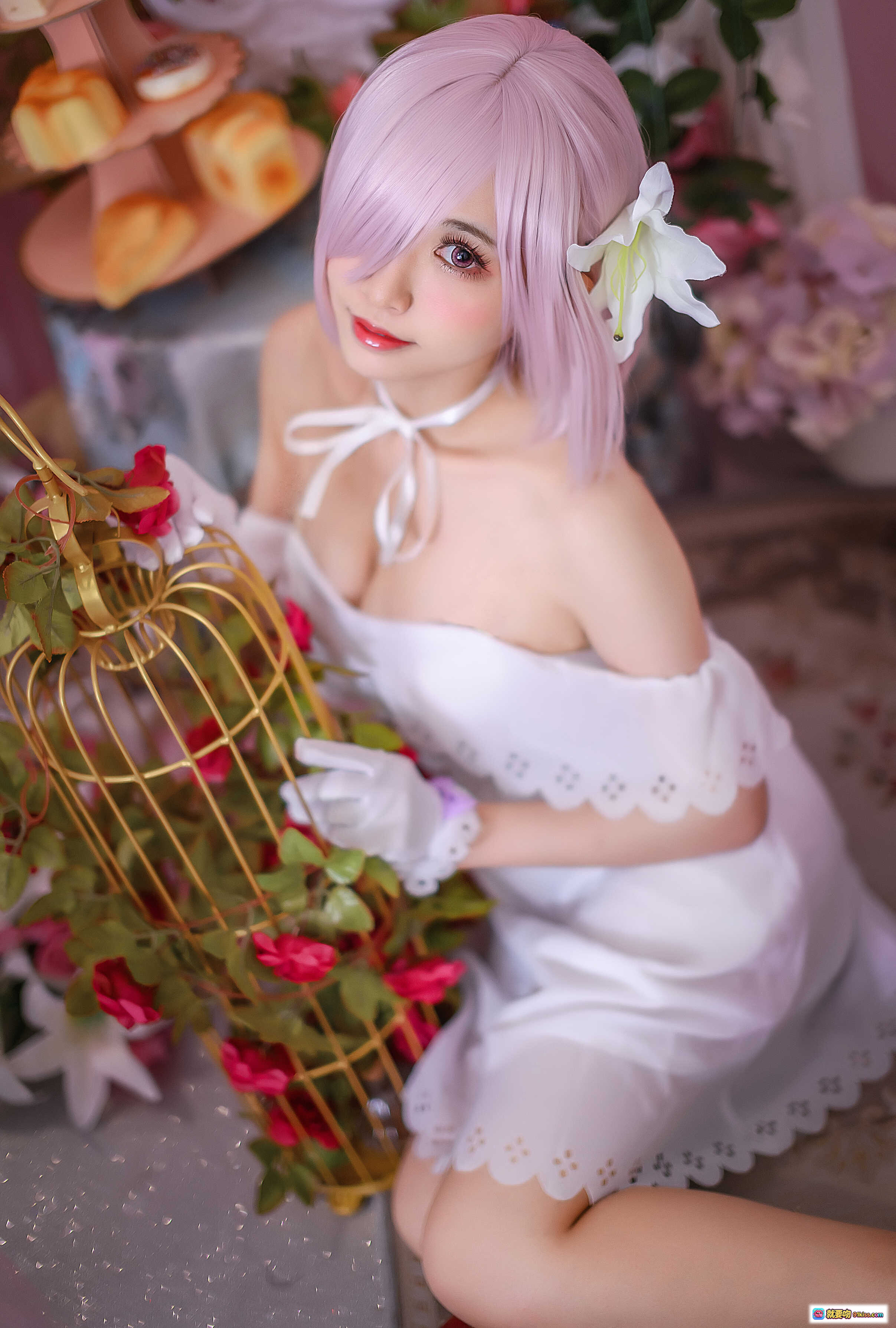 图片[9] - 鳗鱼霏儿NO.041玛修白裙cos写真｜粉色短发+白色礼服+花朵装饰+甜美少女风+精致甜点场景 - 就要吻