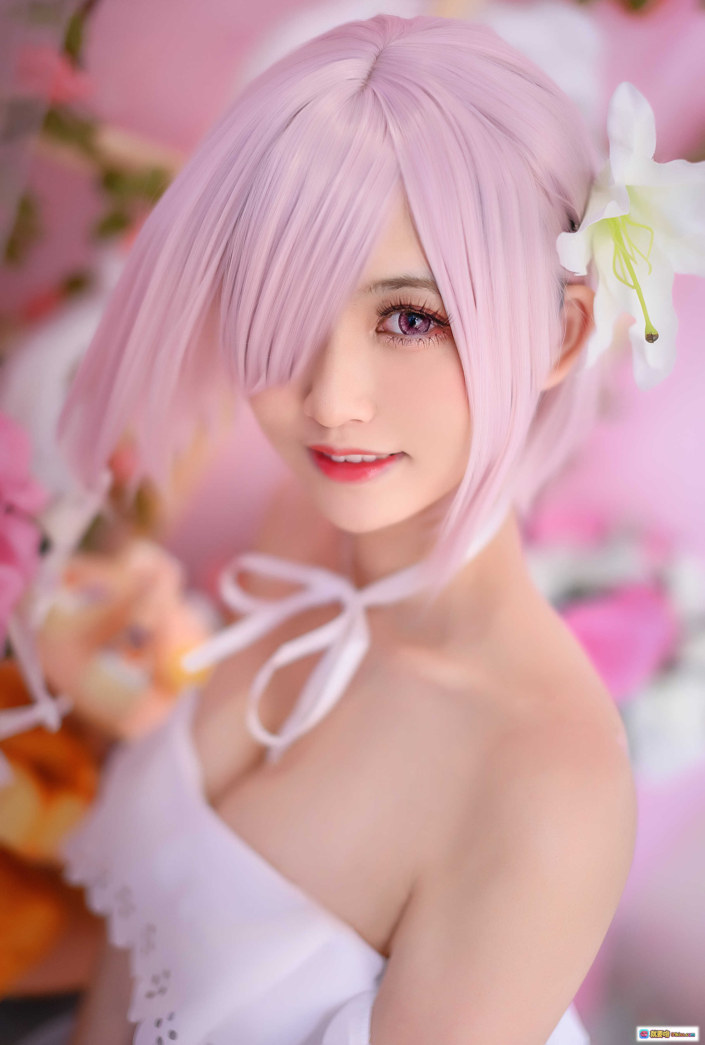 图片[3] - 鳗鱼霏儿NO.041玛修白裙cos写真｜粉色短发+白色礼服+花朵装饰+甜美少女风+精致甜点场景 - 就要吻