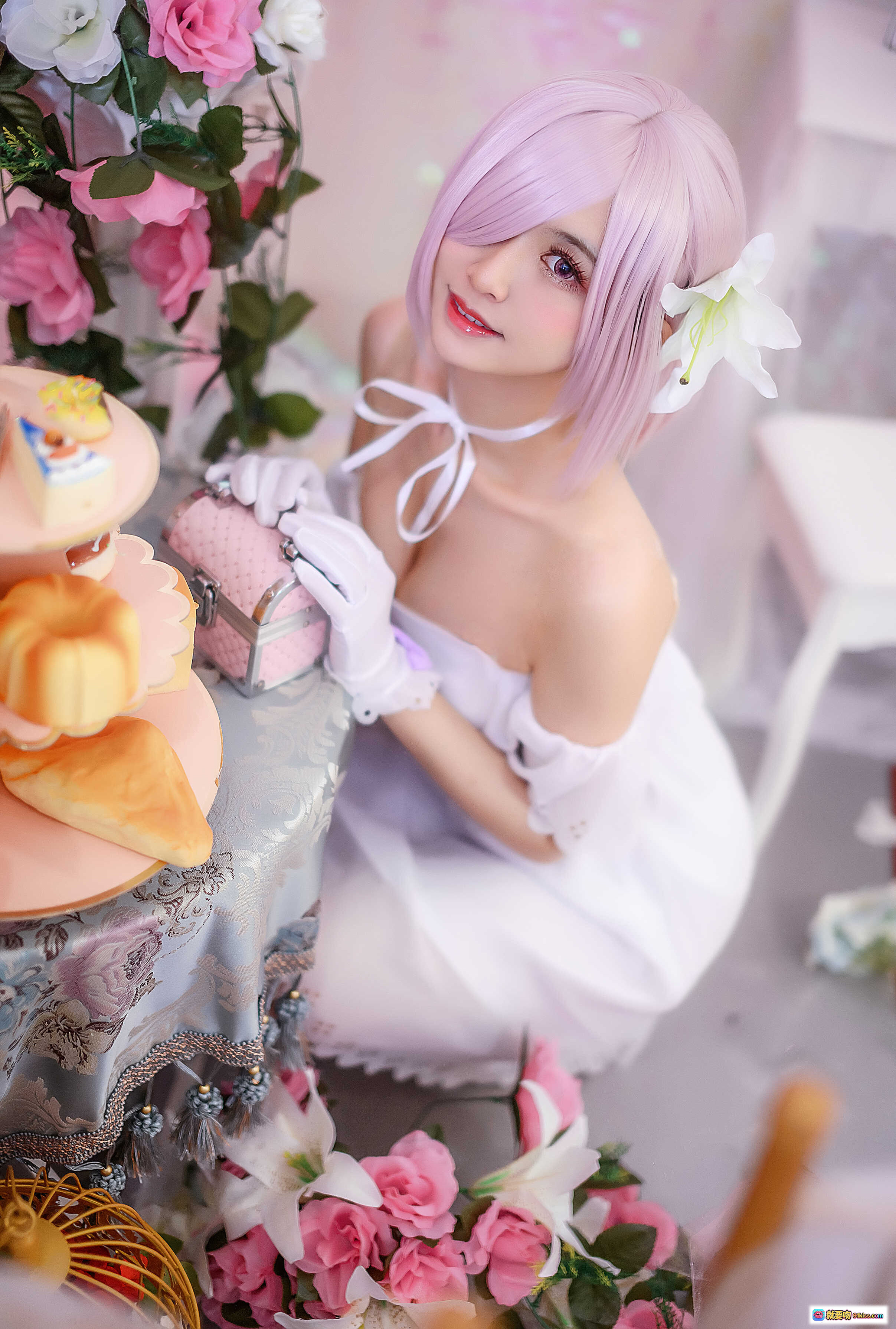 鳗鱼霏儿NO.041玛修白裙cos写真｜粉色短发+白色礼服+花朵装饰+甜美少女风+精致甜点场景 - 就要吻