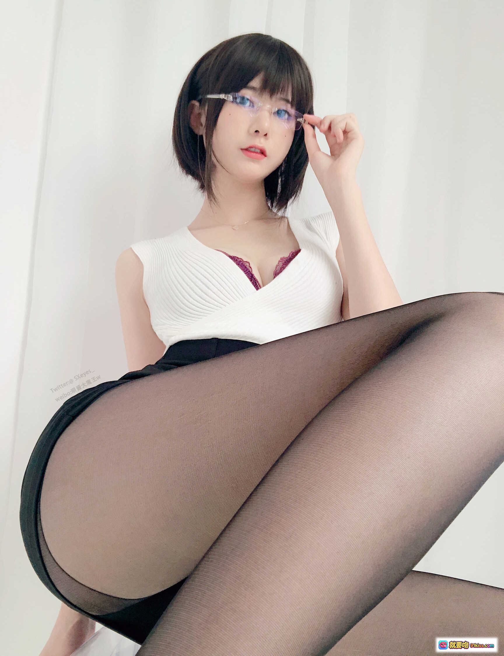 图片[1] - 眼酱大魔王w NO.023 办公小姐姐 黑丝美腿 白色针织上衣 红色蕾丝内衣 短发眼镜造型 26P高清写真 - 就要吻