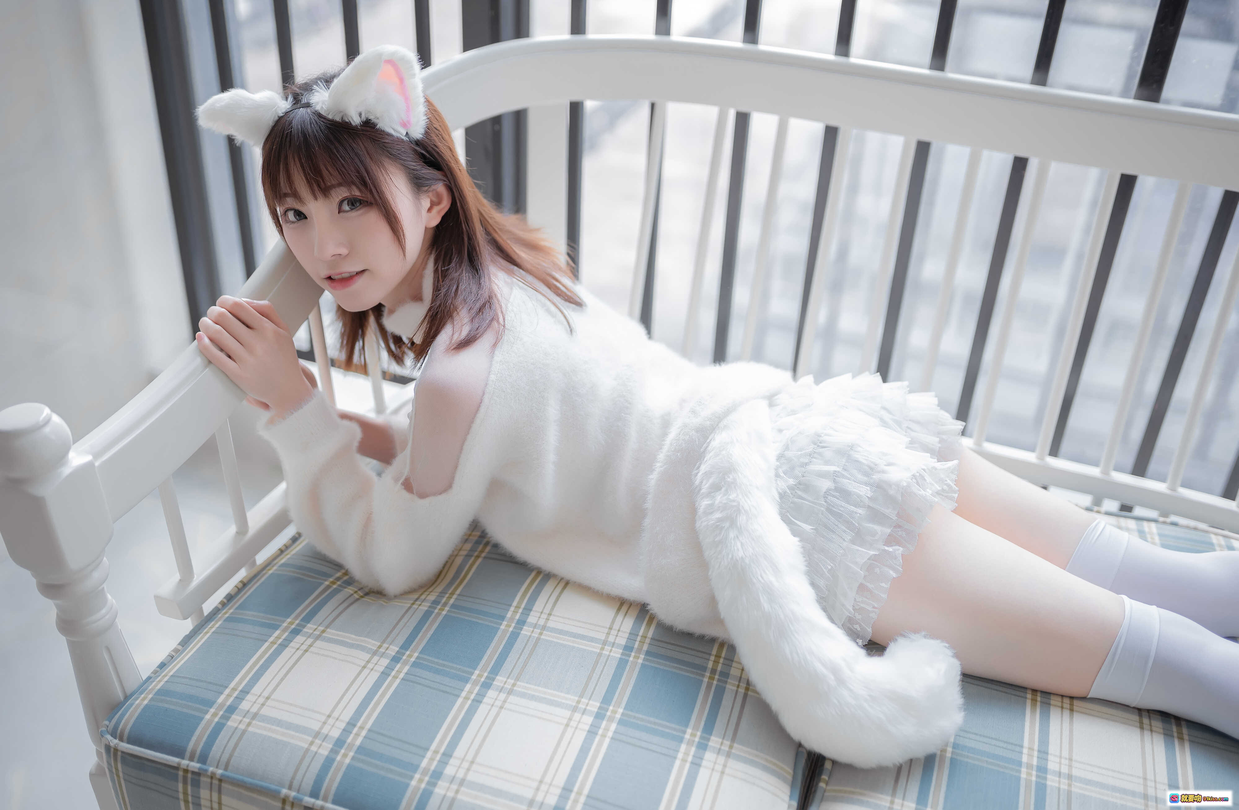 图片[7] - 白喵女友Kitaro绮太郎NO.005 白丝美腿居家写真 41P高清图集 清纯少女格子沙发场景 - 就要吻