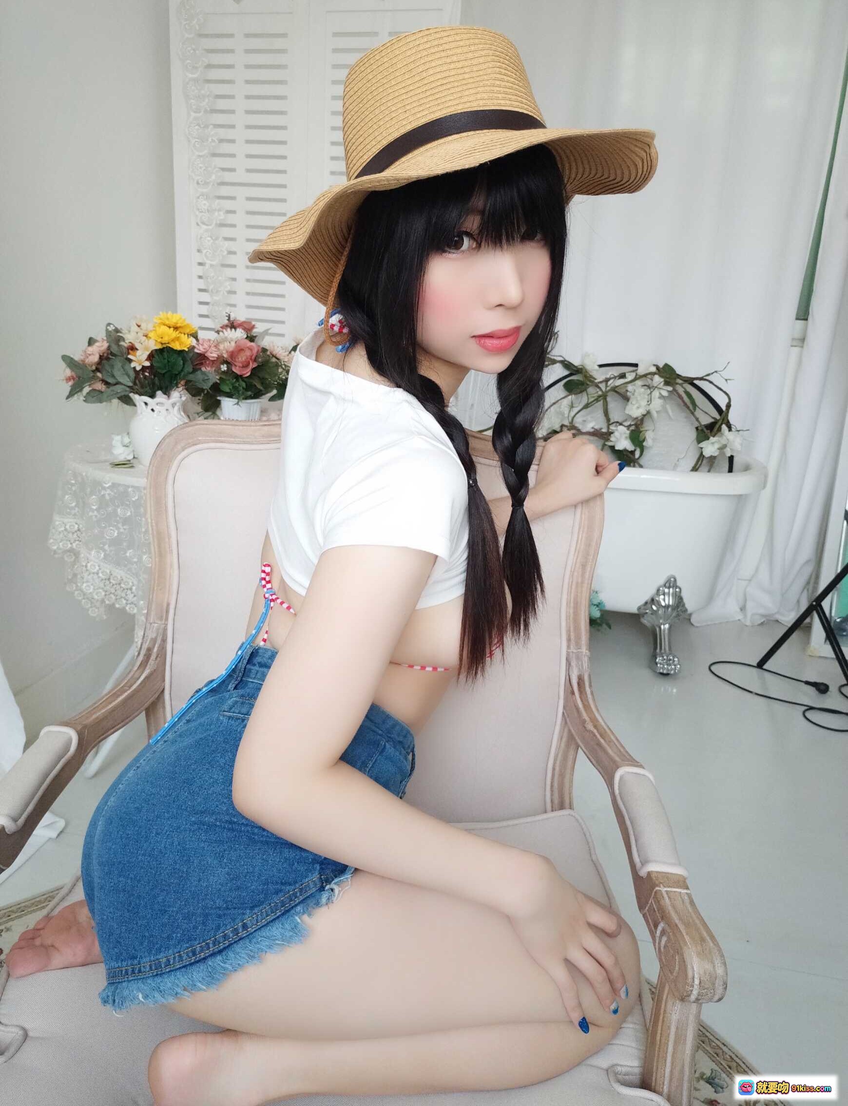 图片[8] - 鹿野希 Vol.05 牛仔女郎写真 | 蓝色波点比基尼 + 草帽造型 + 长辫性感坐姿 | 83P高清图集 - 就要吻