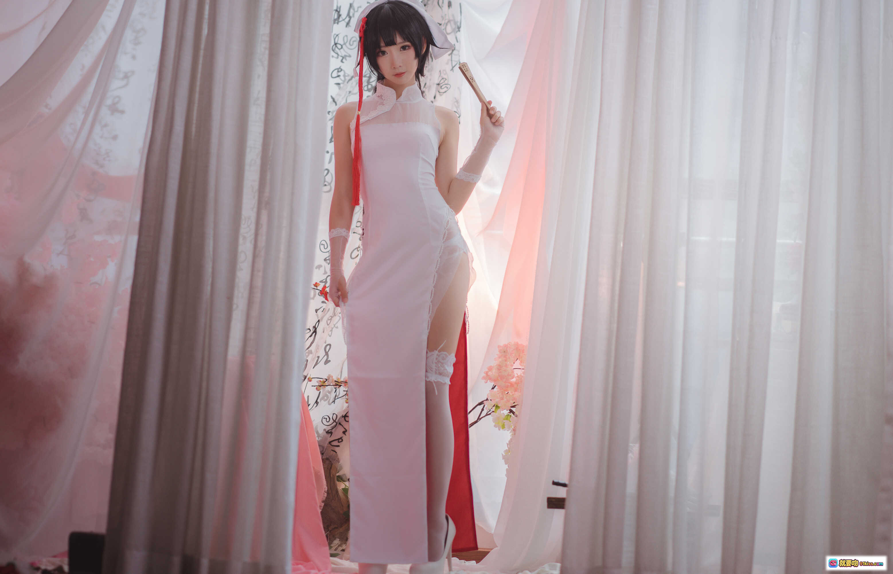 图片[1] - 面饼仙儿NO.022高雄旗袍写真 29P高清美图 白色高开叉旗袍搭配红纱帘柔光人像摄影 - 就要吻
